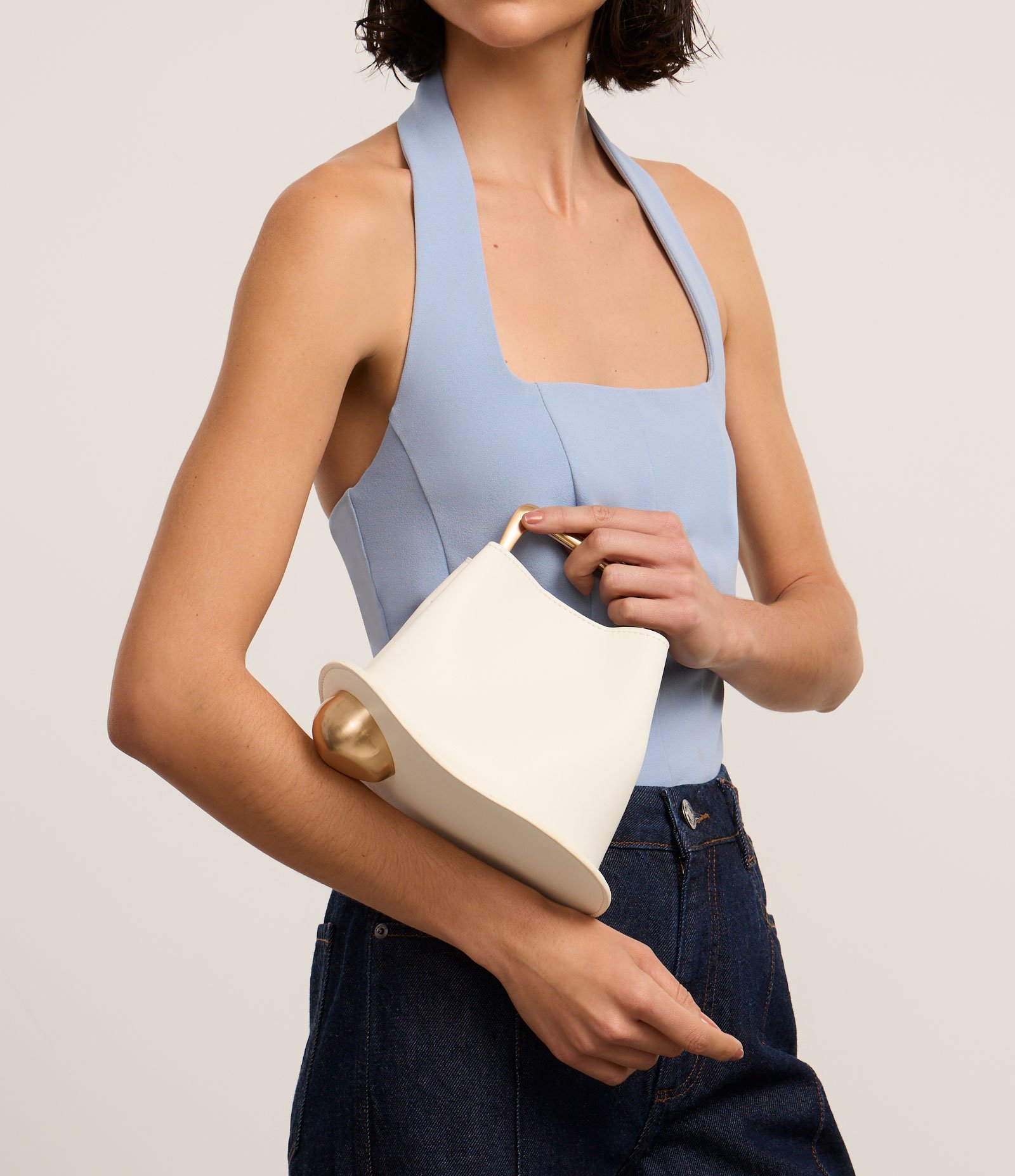 Bolsa Bucket Pequena com Alça de Mão em Metal Base Bola em Metal Off White 10