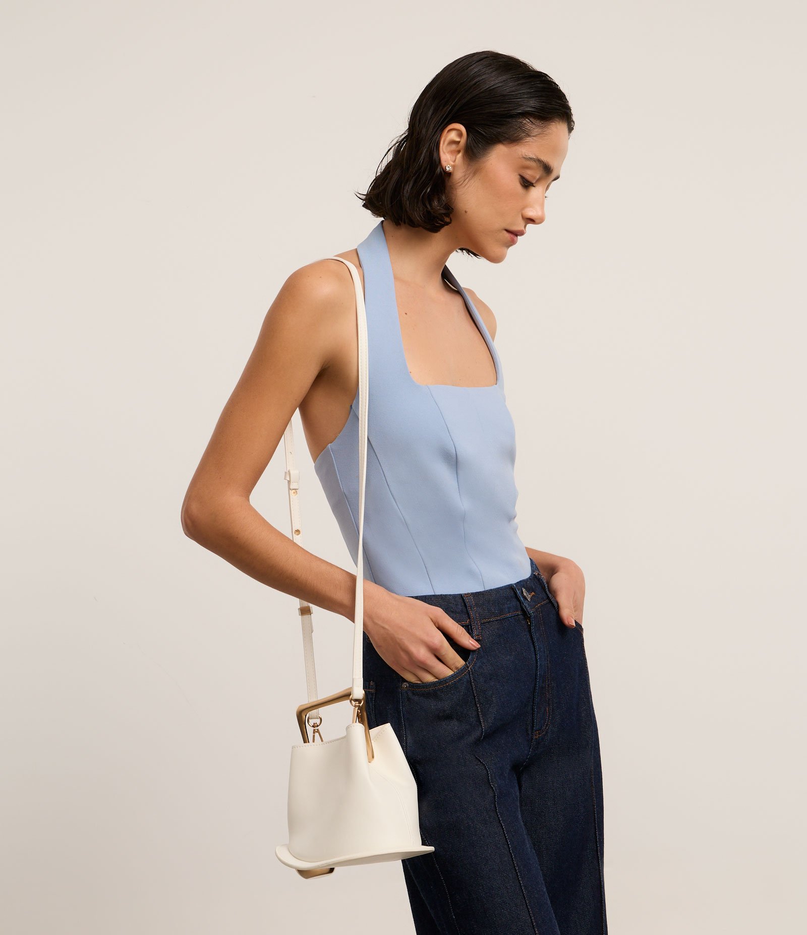 Bolsa Bucket Pequena com Alça de Mão em Metal Base Bola em Metal Off White 11