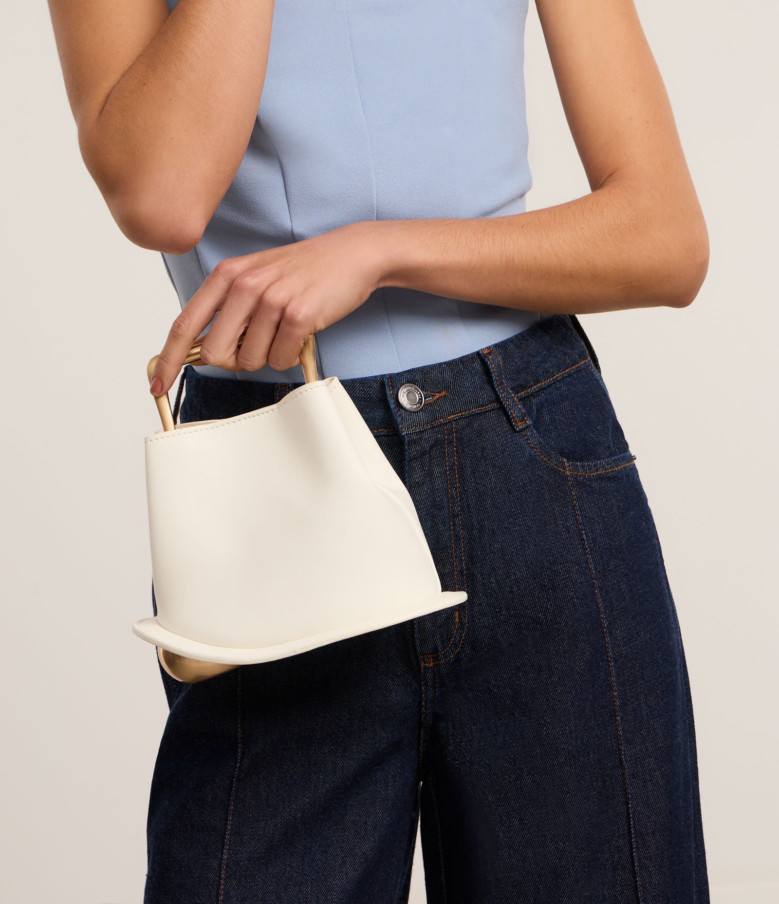 Bolsa Bucket Pequena com Alça de Mão em Metal Base Bola em Metal Off White 1