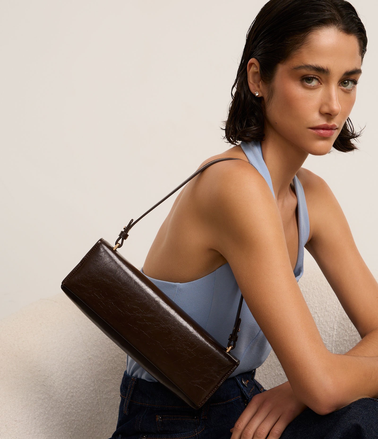 Bolsa Baguete Fina Pequena com Tampa e Alça Longa Marrom 9