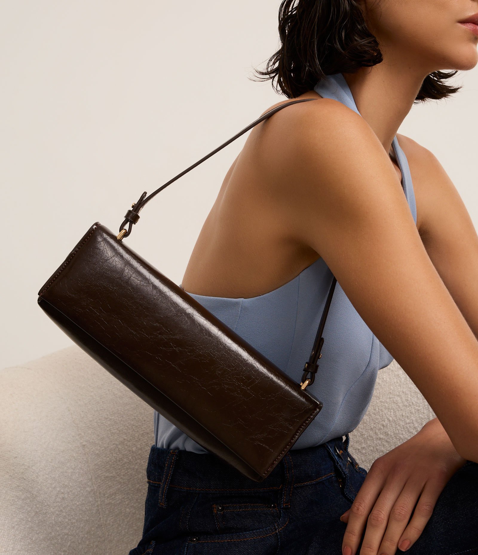 Bolsa Baguete Fina Pequena com Tampa e Alça Longa Marrom 10