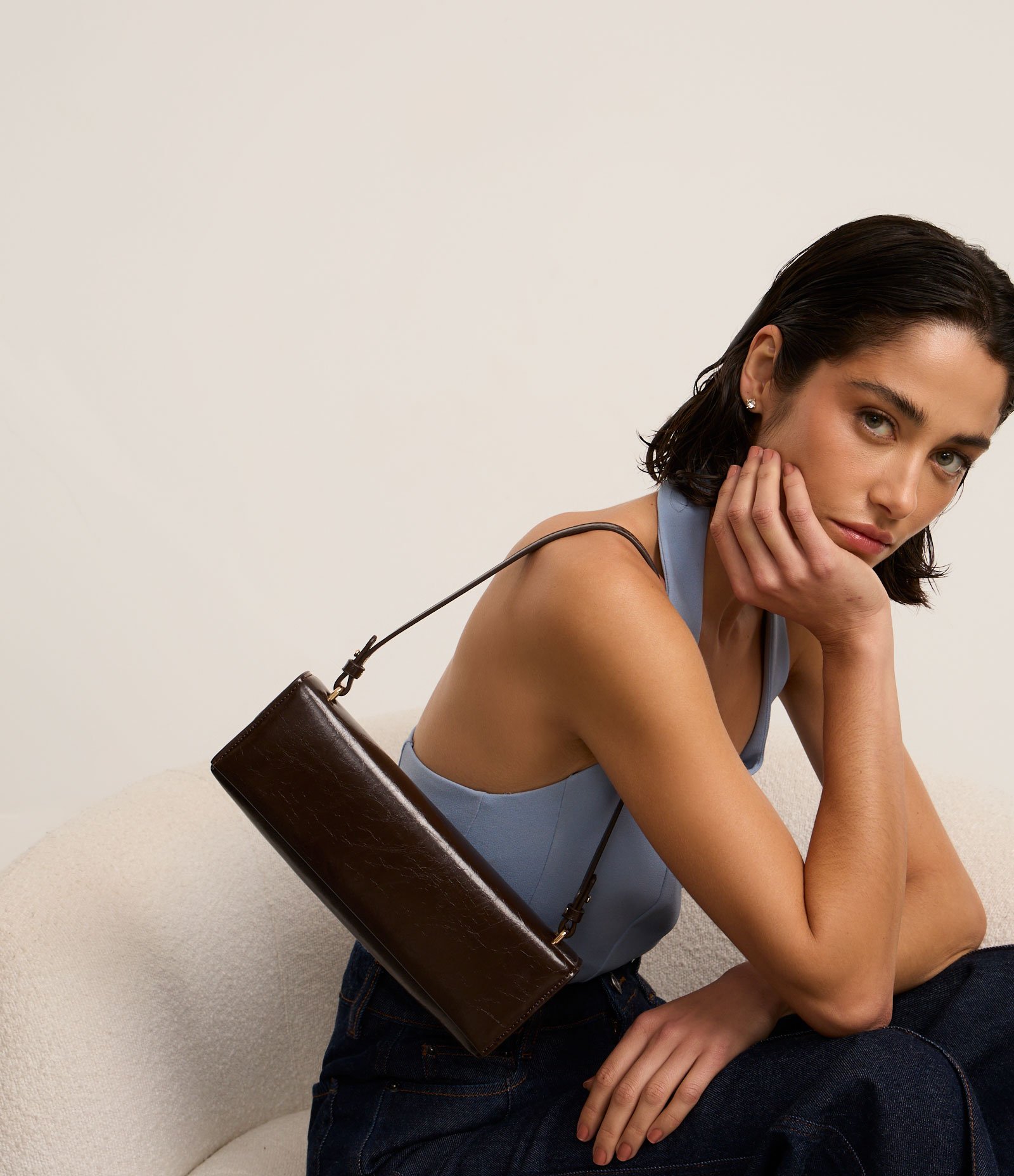 Bolsa Baguete Fina Pequena com Tampa e Alça Longa Marrom 1