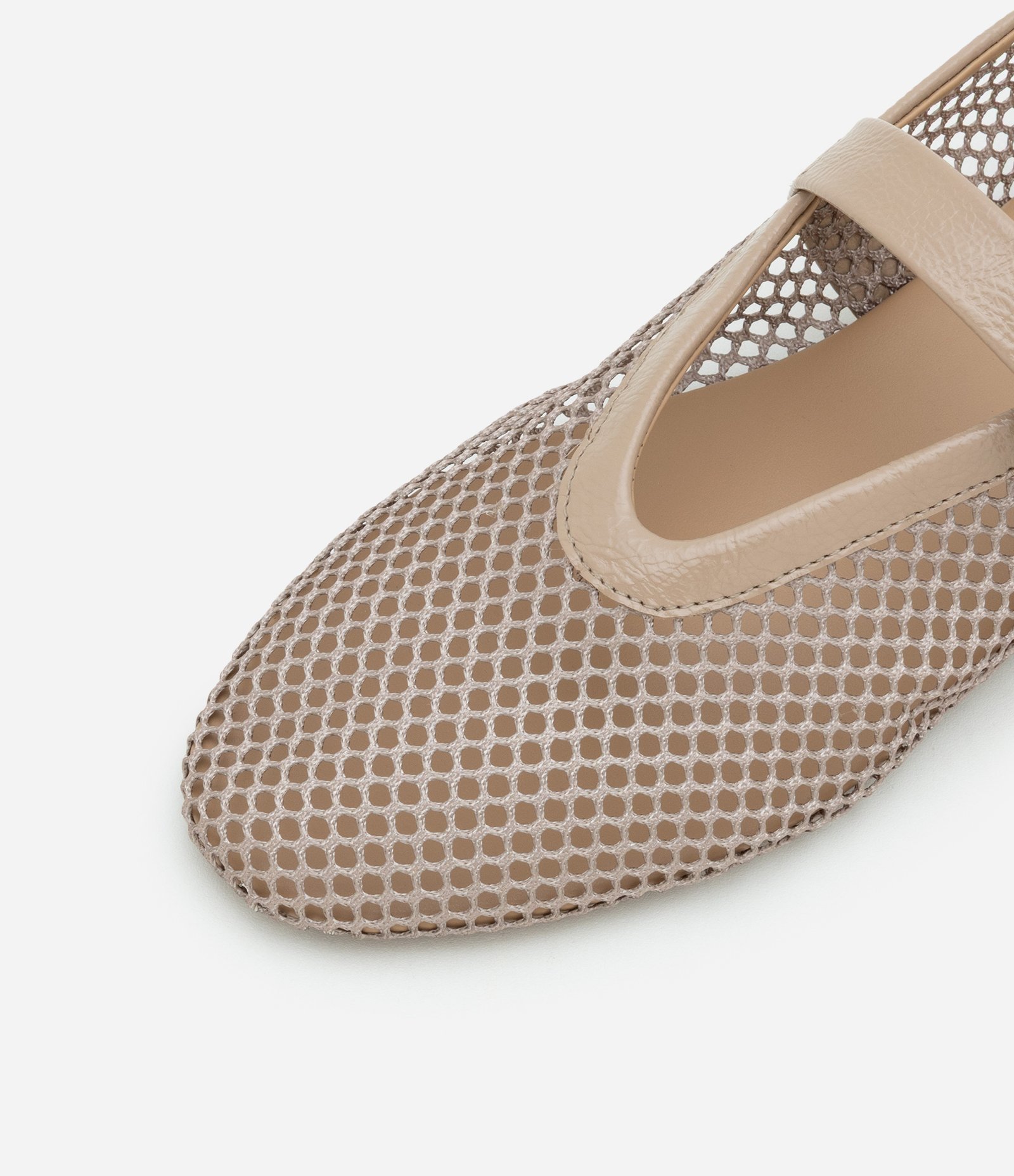 Sapatilha em PU com Textura Telinha e Bico Fino Bege Nude 4