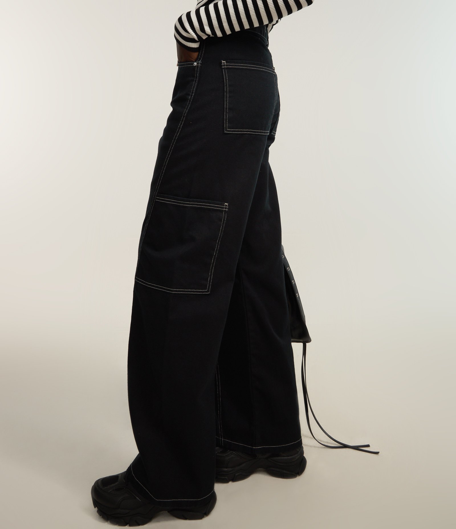 Calça Wide Leg em Sarja com Bolso Cargo Embutido Preto 3