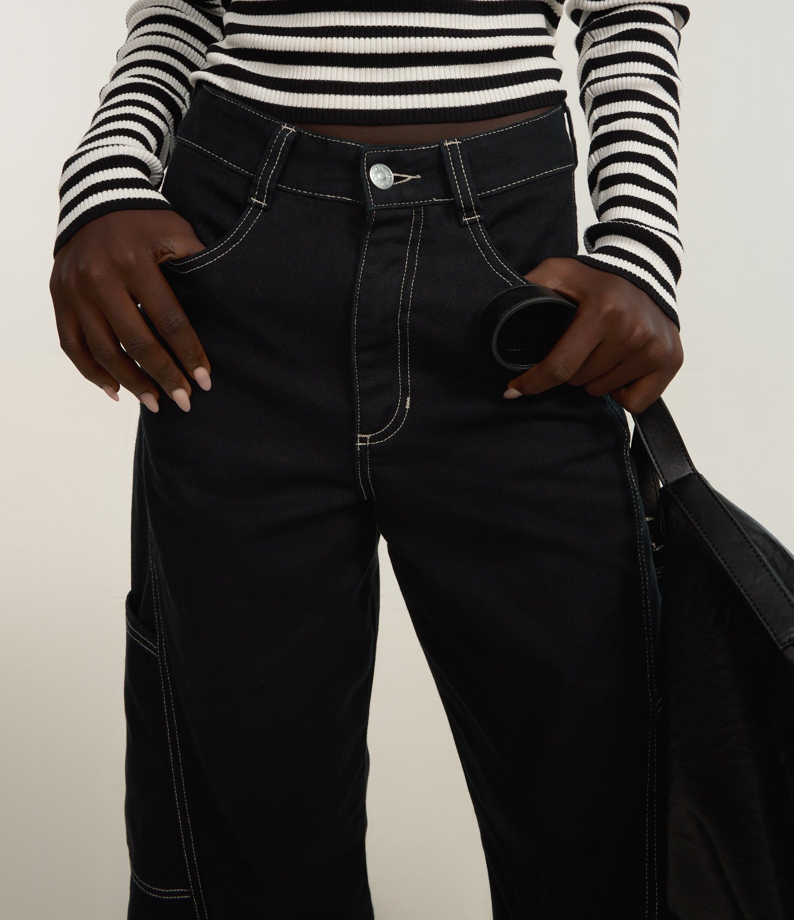 Calça Wide Leg em Sarja com Bolso Cargo Embutido Preto 4