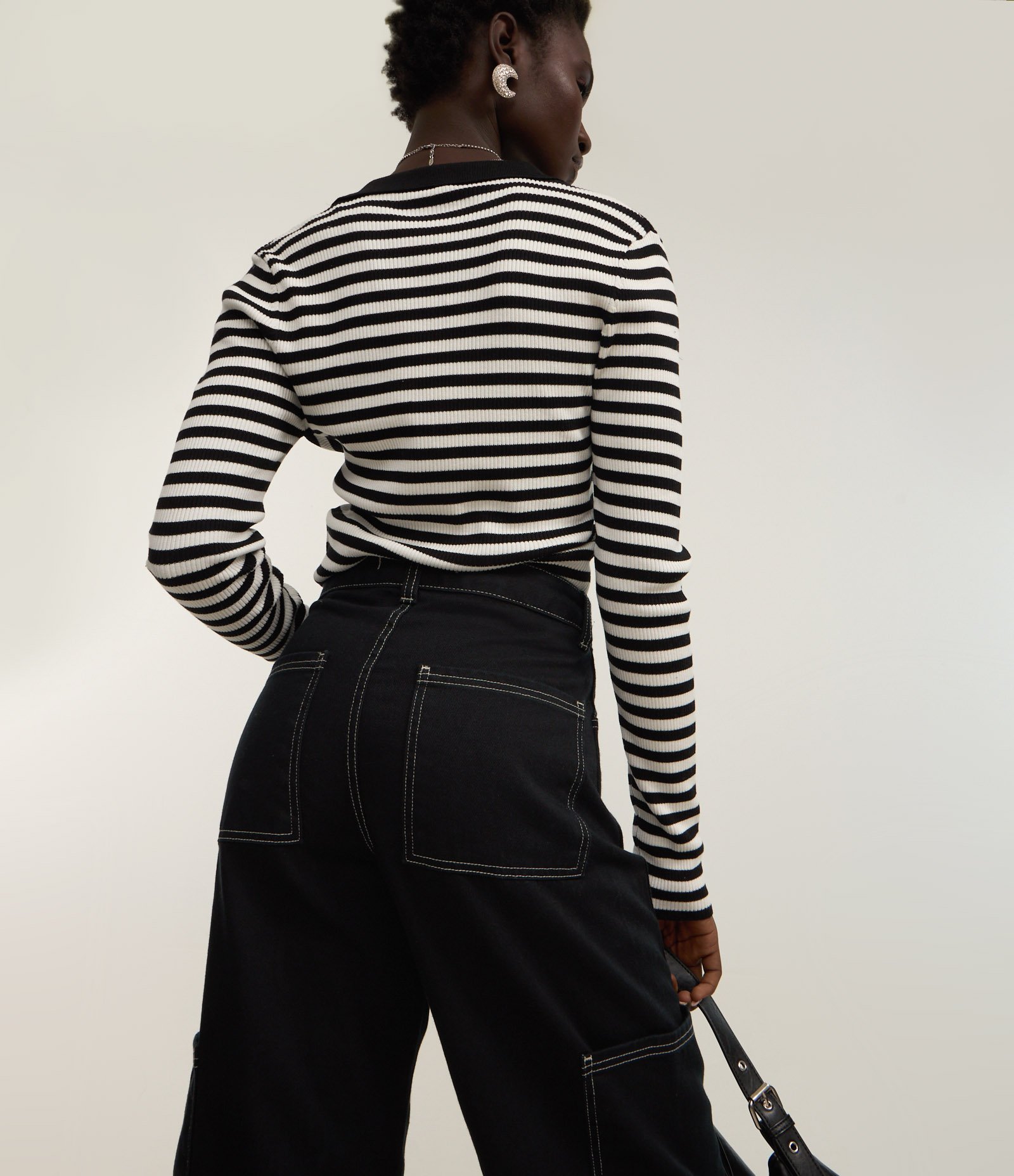 Calça Wide Leg em Sarja com Bolso Cargo Embutido Preto 5