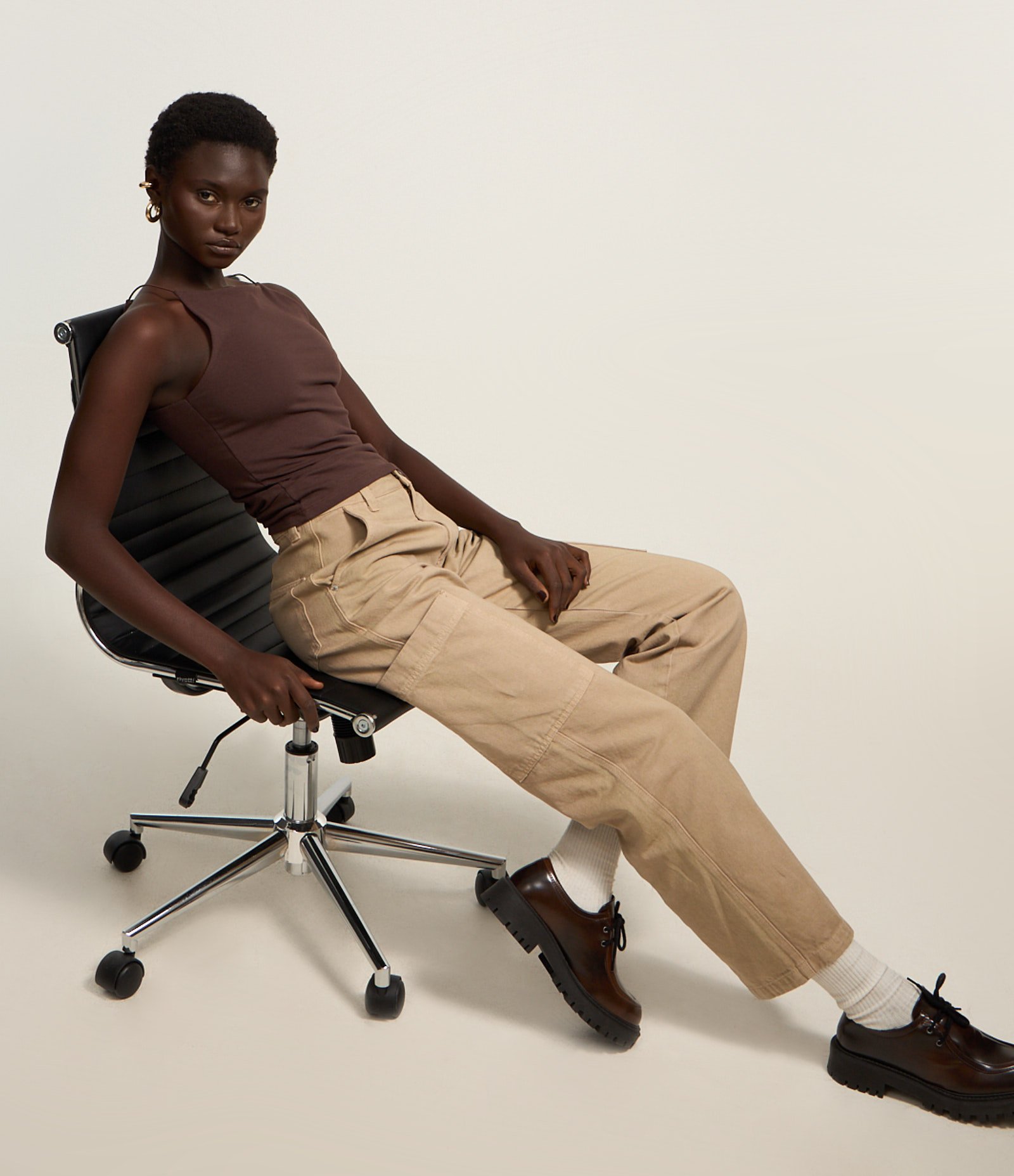 Blusa sem Manga com Decote Halter e Alça Elástico Marrom 1