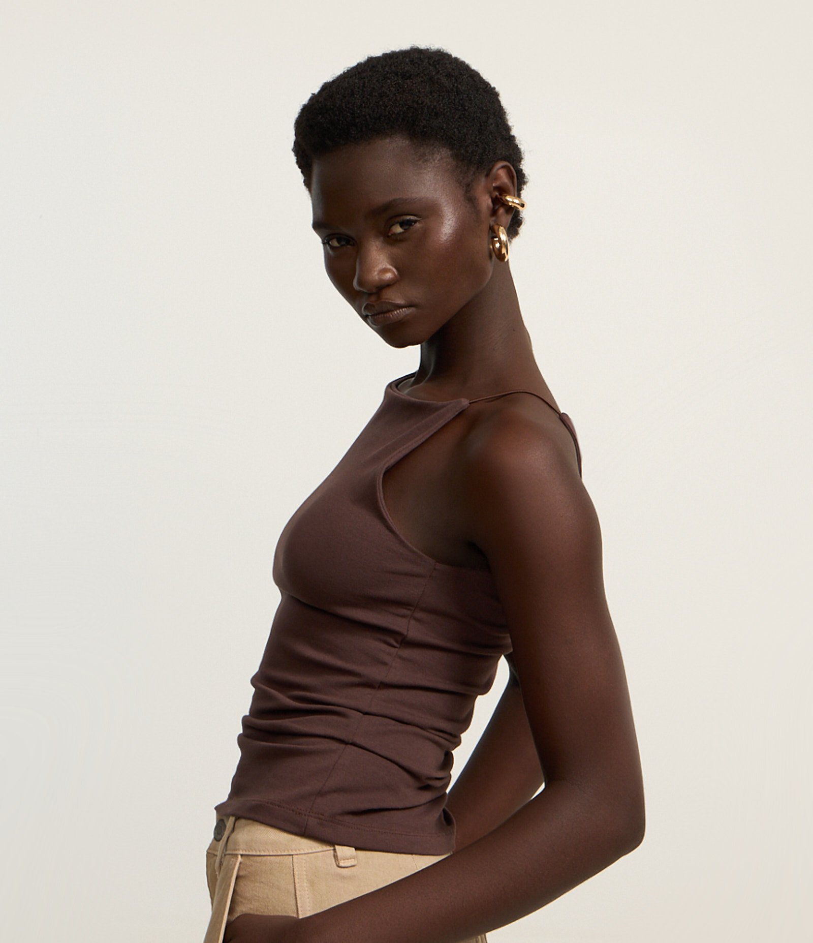 Blusa sem Manga com Decote Halter e Alça Elástico Marrom 3