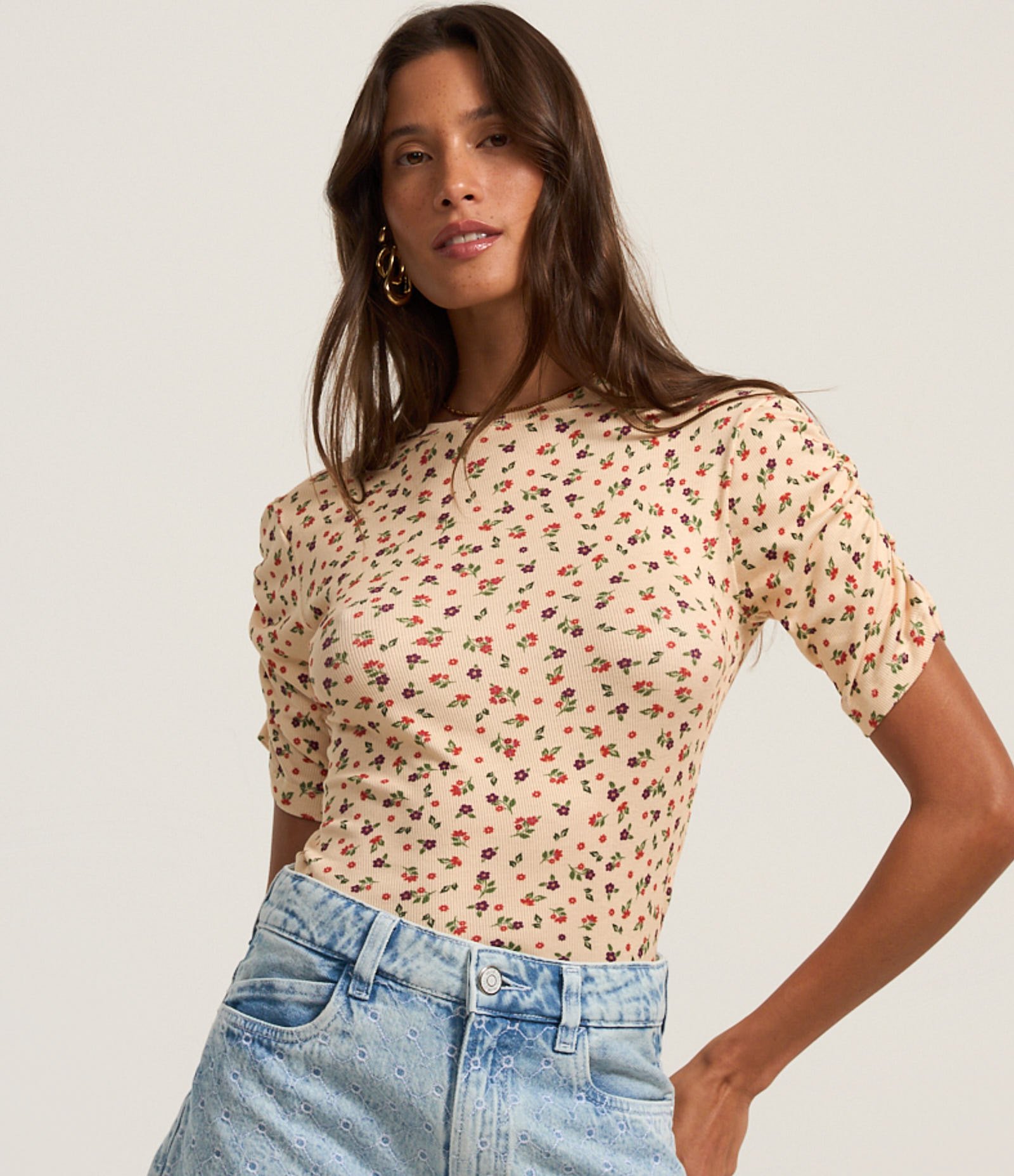 Blusa em Ribana com Manga Franzidinha e Estampa de Florzinhas Bege 1