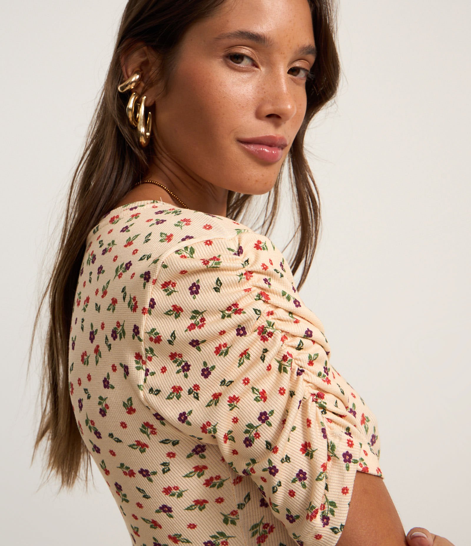 Blusa em Ribana com Manga Franzidinha e Estampa de Florzinhas Bege 3