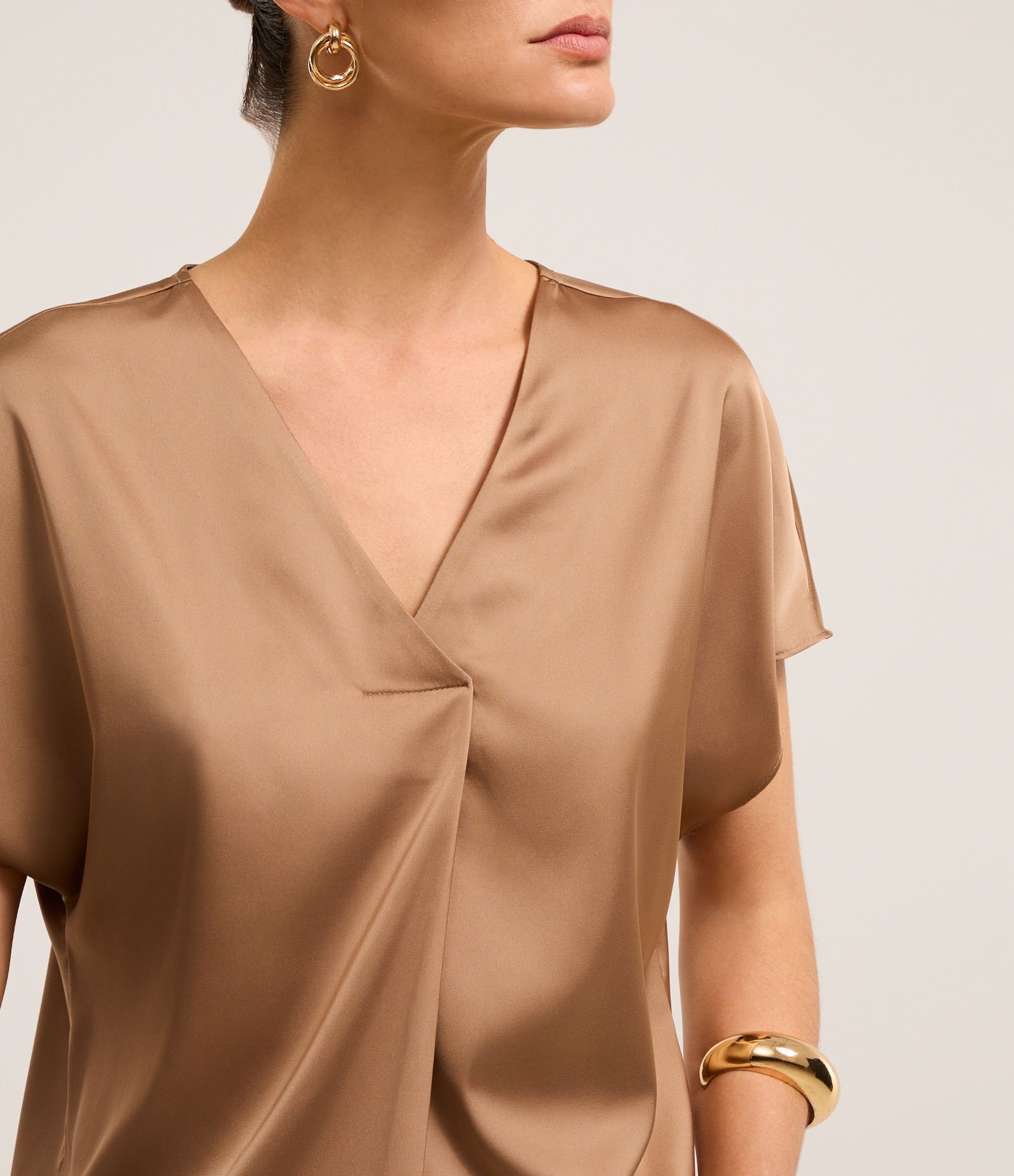 Blusa Soltinha e Acetinada com Prega Frontal Bege 3