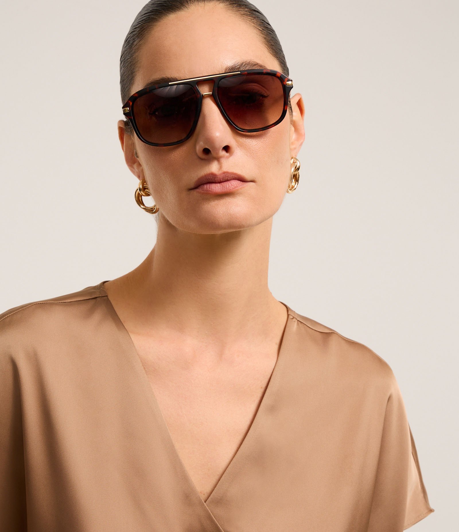 Blusa Soltinha e Acetinada com Prega Frontal Bege 4