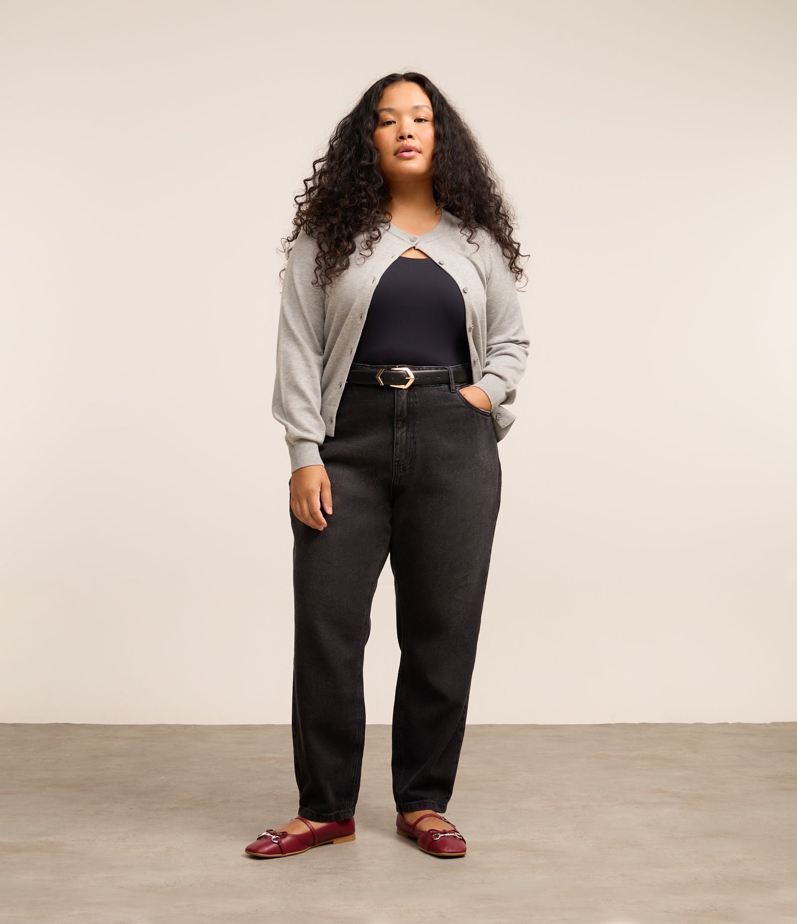 Calça Mom em Jeans com Barra Dobrada Curve & Plus Size Preto 1