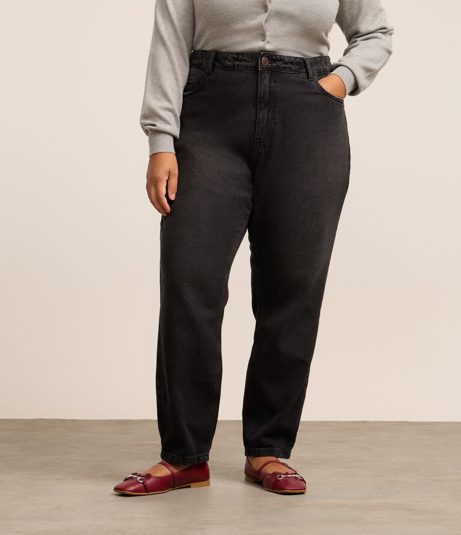 Calça Mom em Jeans com Barra Dobrada Curve & Plus Size Preto 2