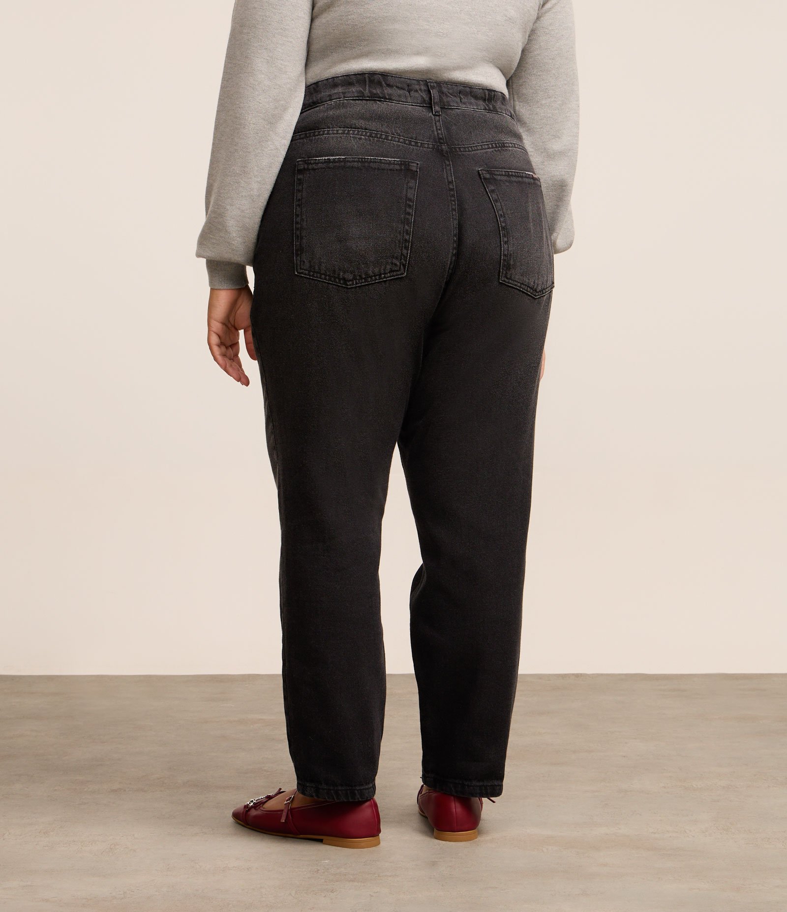 Calça Mom em Jeans com Barra Dobrada Curve & Plus Size Preto 3