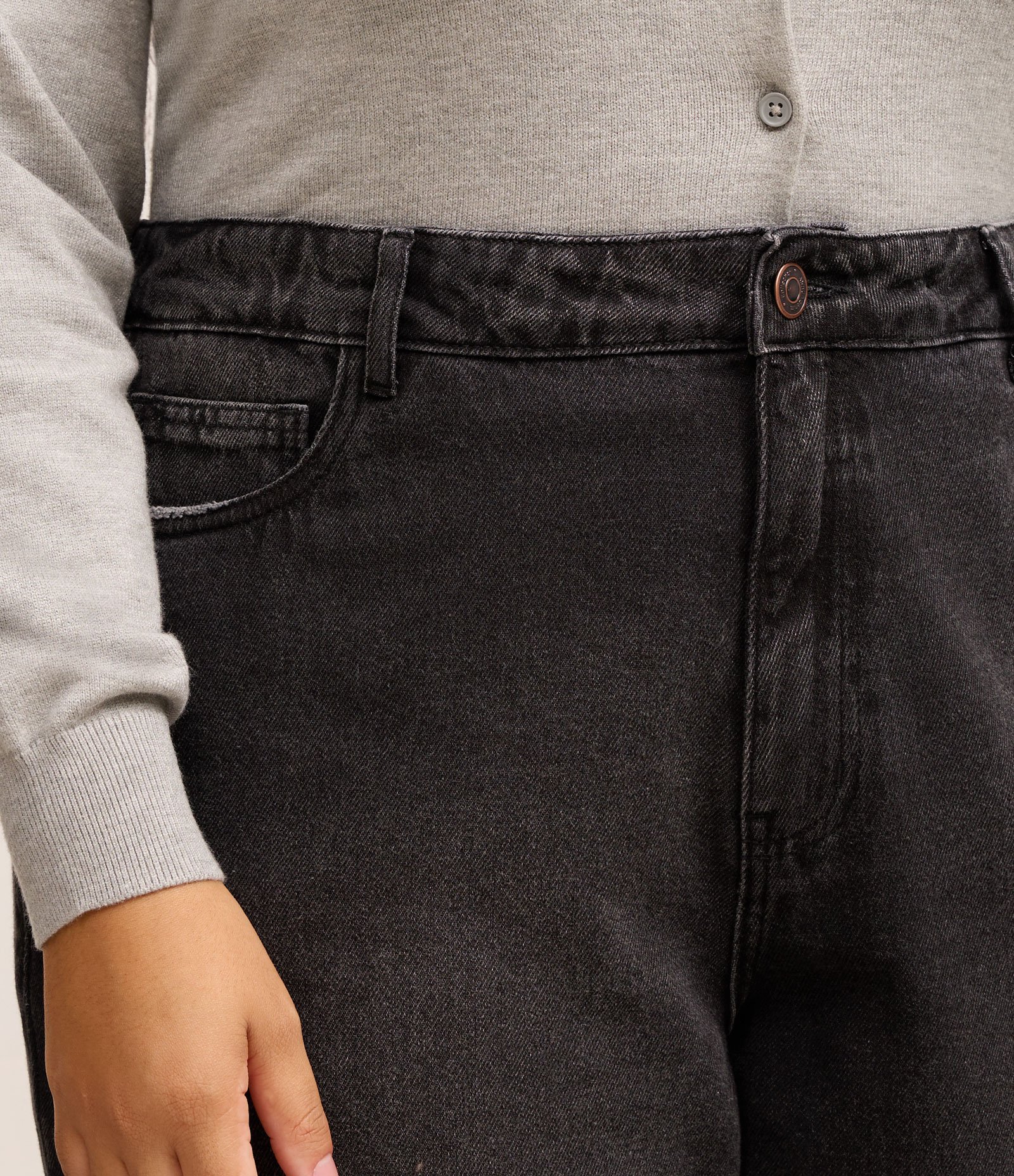 Calça Mom em Jeans com Barra Dobrada Curve & Plus Size Preto 4