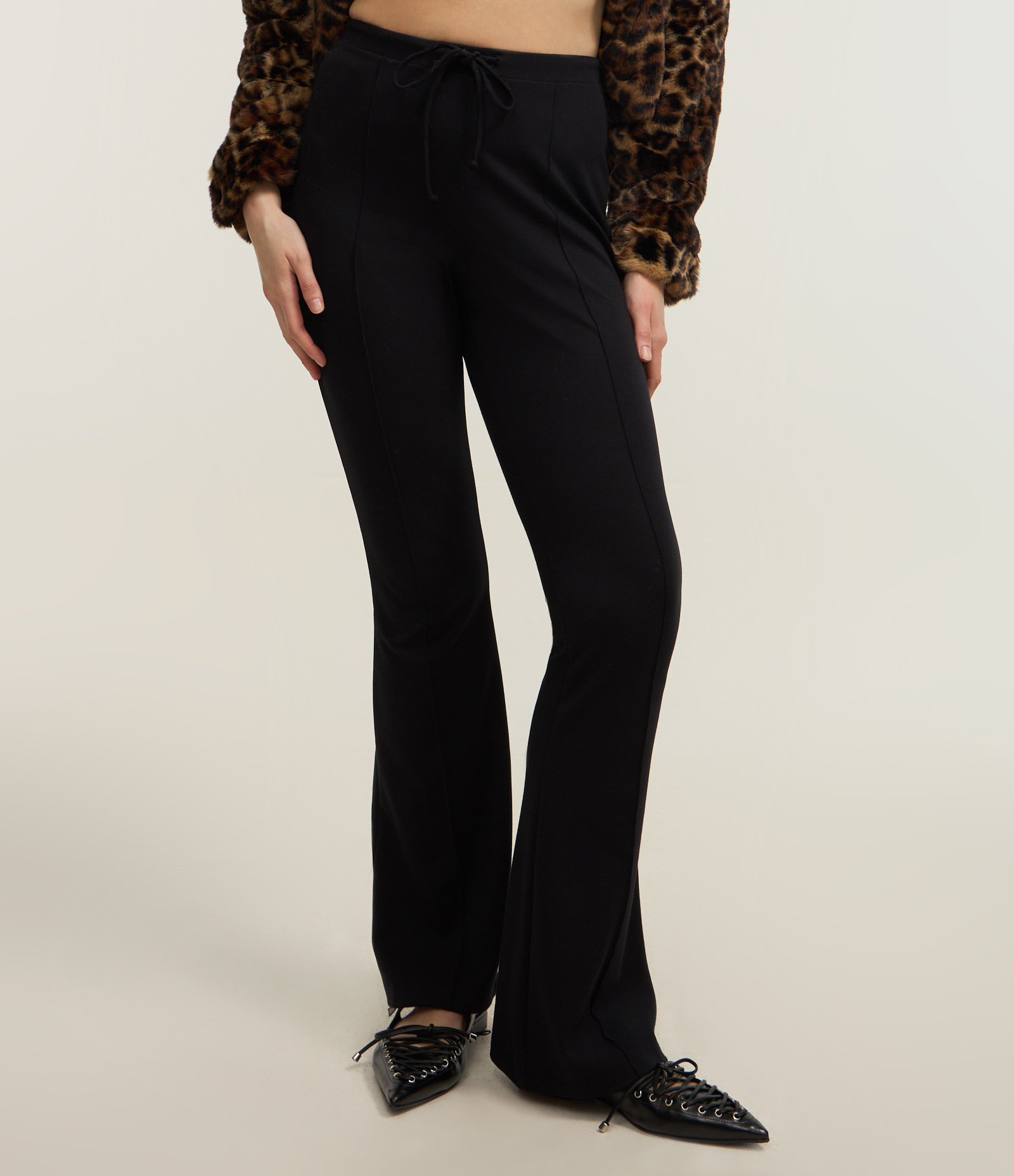 Calça Flare Alfaiataria em Viscose com Amarração Preto 2