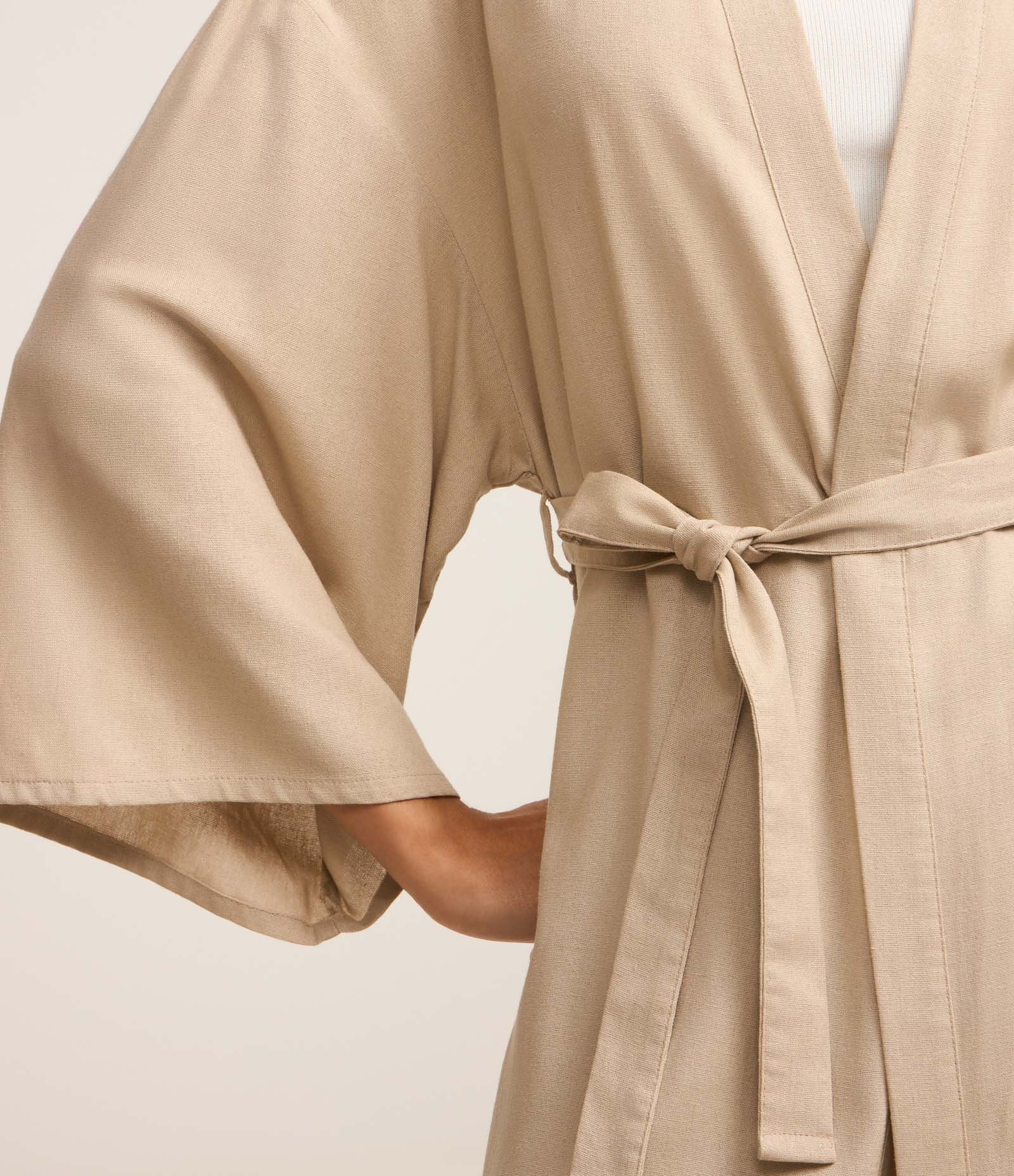 Kimono Longo em Viscolinho com Amarração na Cintura Bege 4