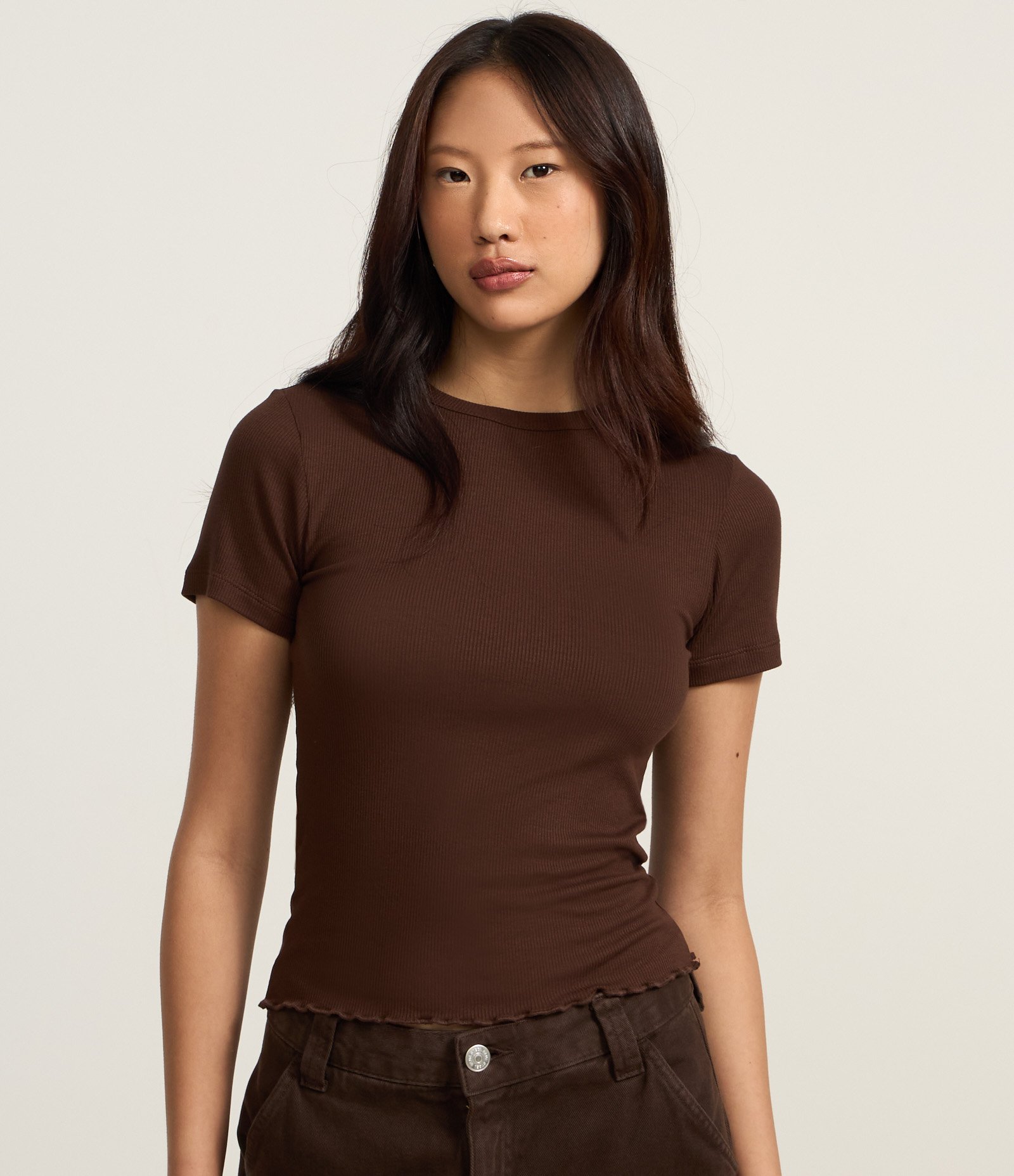 Blusa Básica Texturizada em Viscose com Acabamento Frufru Marrom 3