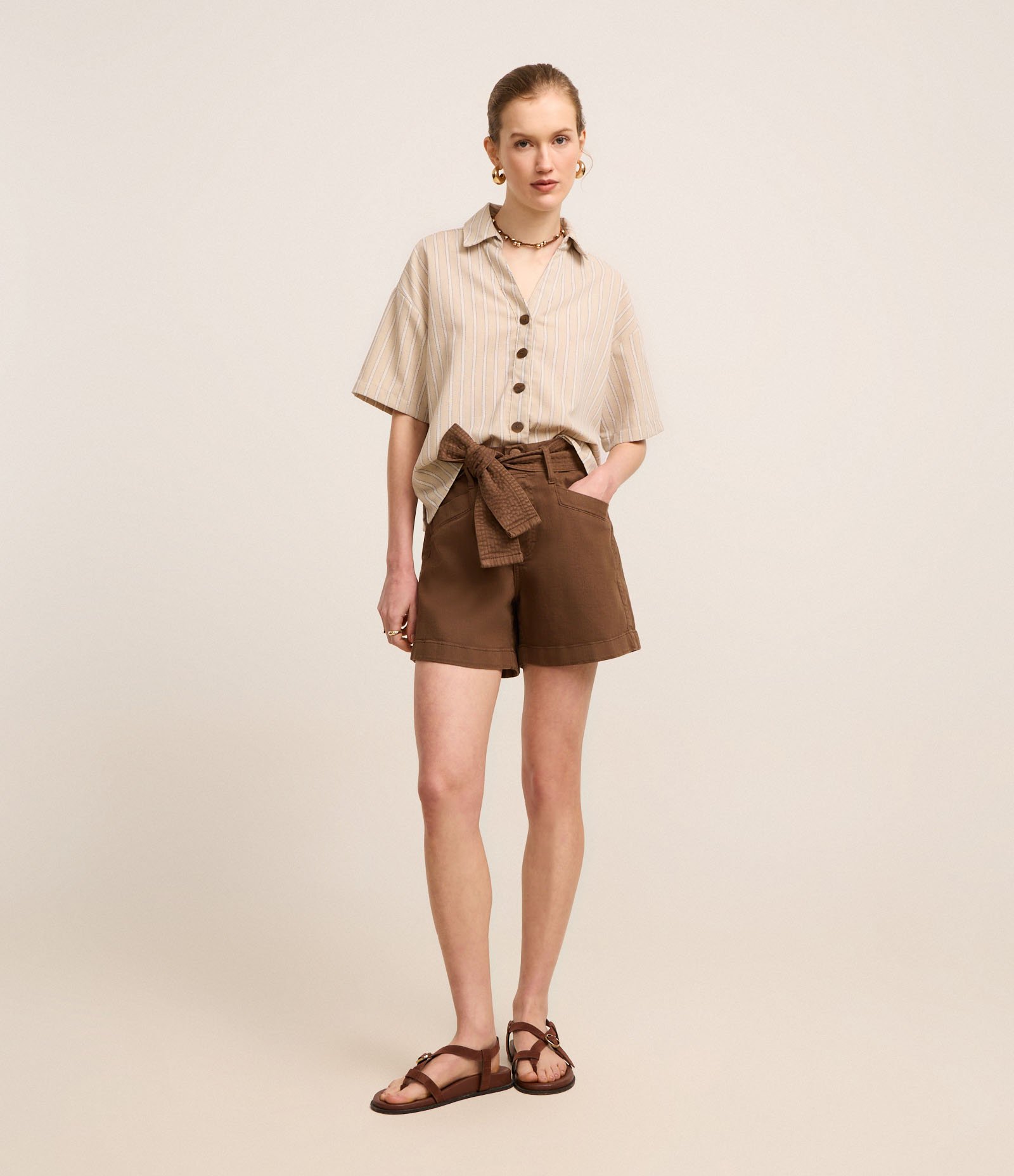 Short Curto em Sarja com Elastano e Cinto Faixa Marrom 1