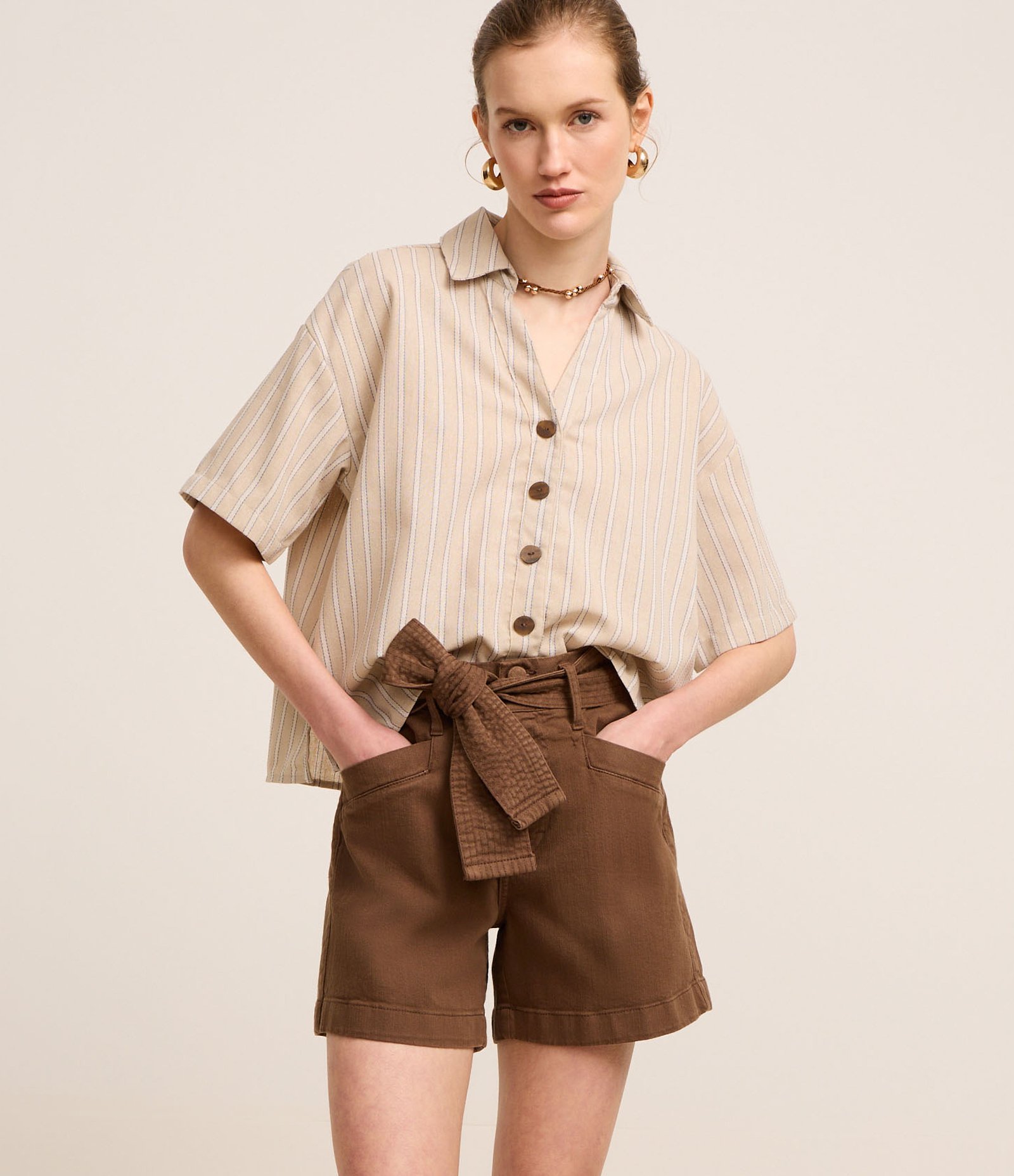 Short Curto em Sarja com Elastano e Cinto Faixa Marrom 2