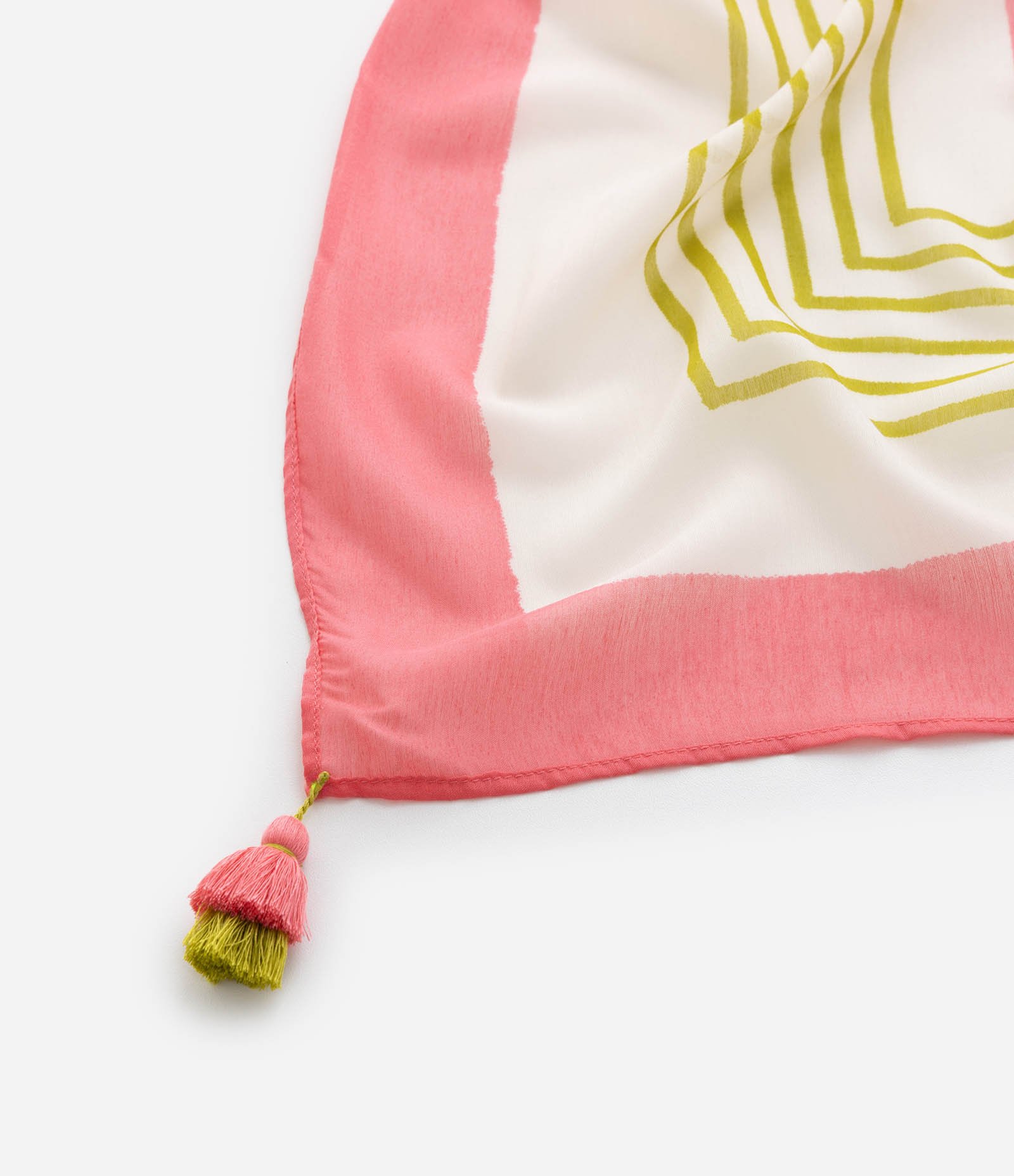 Canga Retangular em Chiffon com Estampa Geométrica e Tassel Off White 3