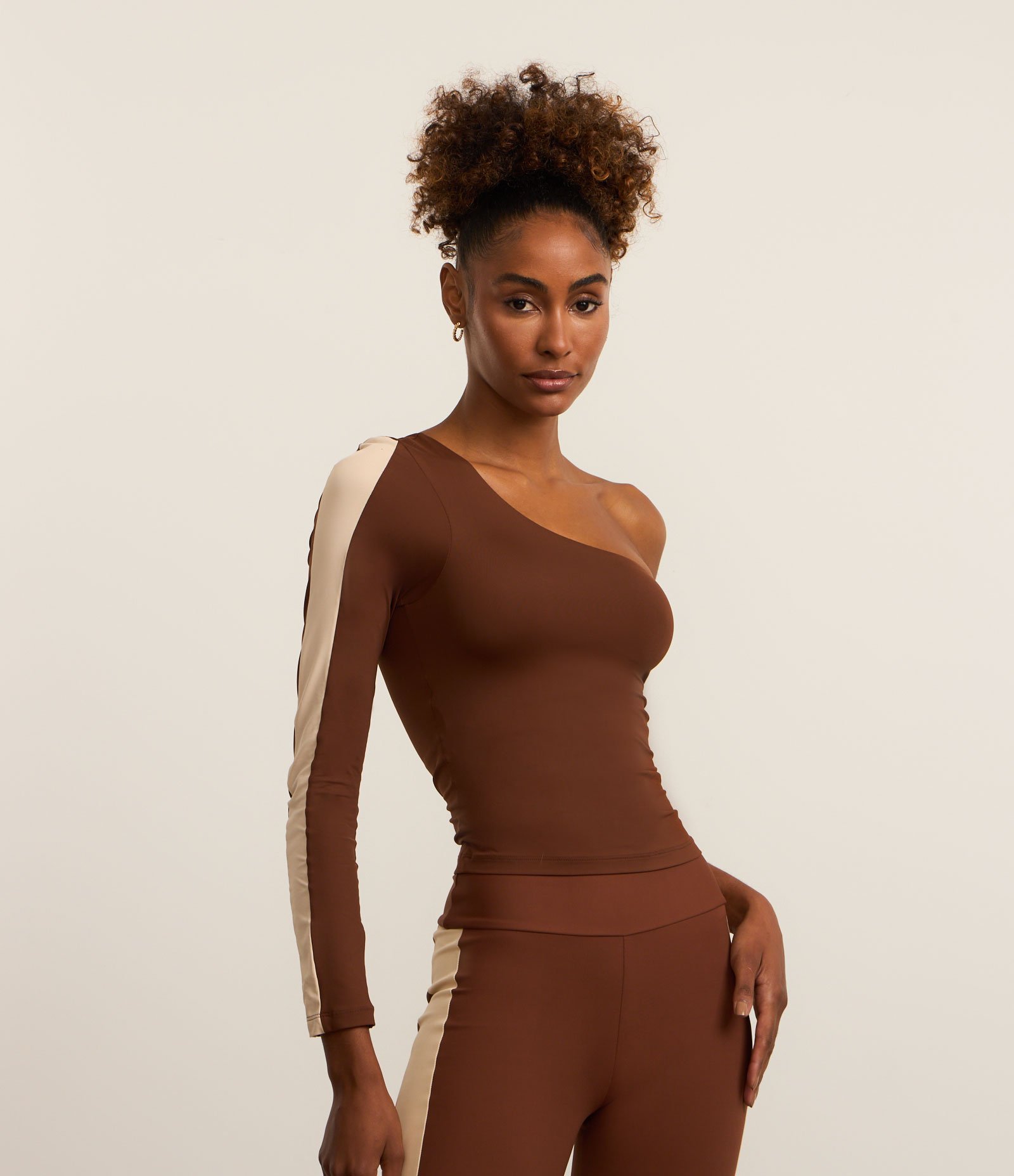 Blusa Ombro Único em Microfibra com Recorte Contrastante na Manga Marrom 1