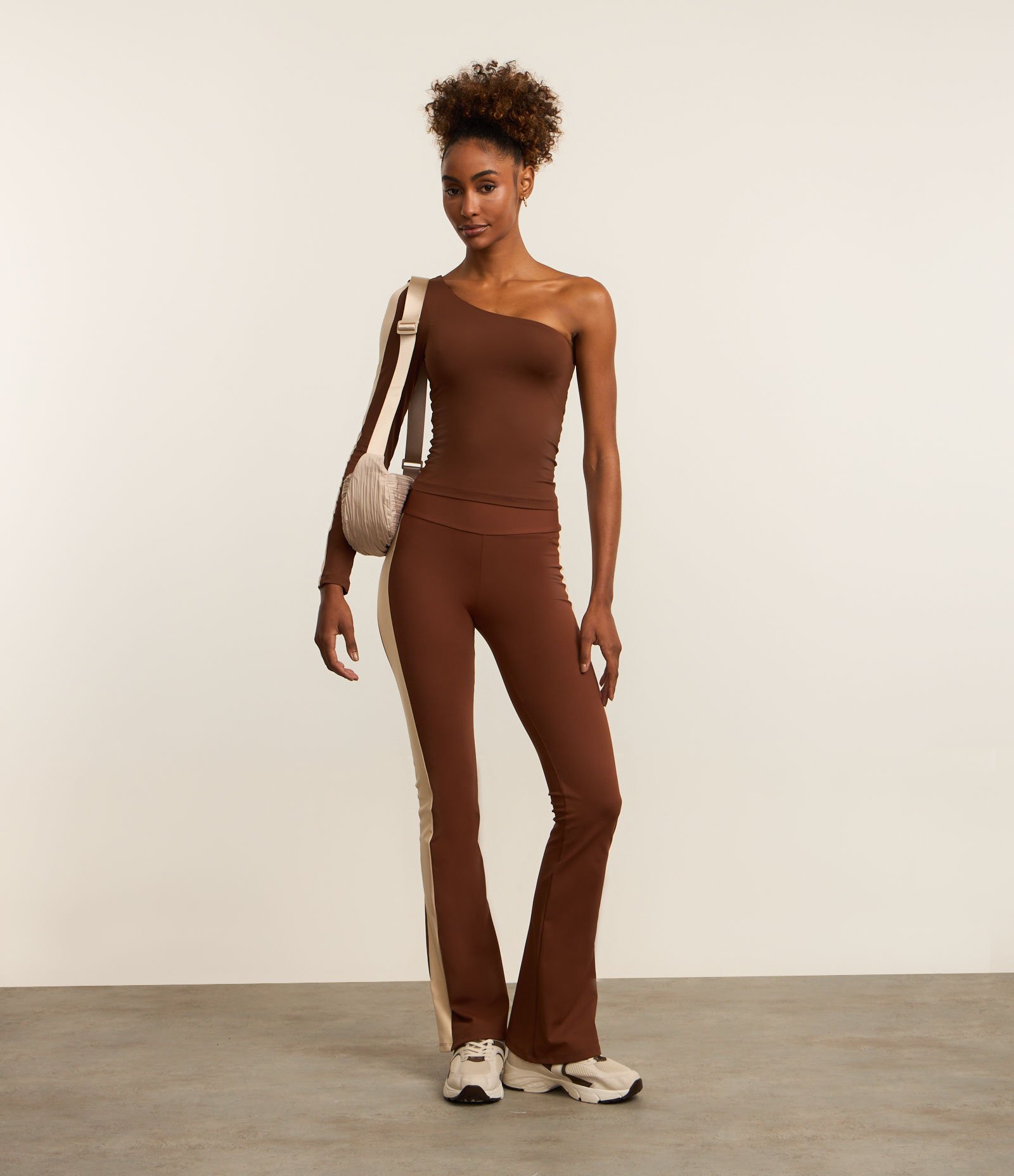 Blusa Ombro Único em Microfibra com Recorte Contrastante na Manga Marrom 2