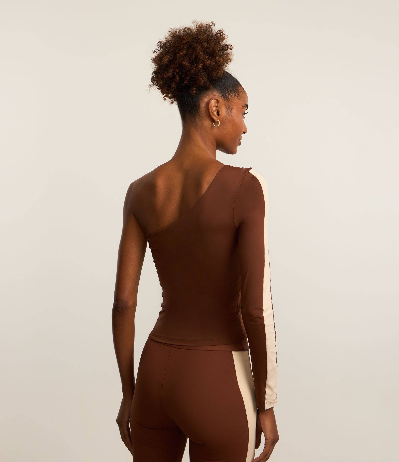 Blusa Ombro Único em Microfibra com Recorte Contrastante na Manga Marrom 3