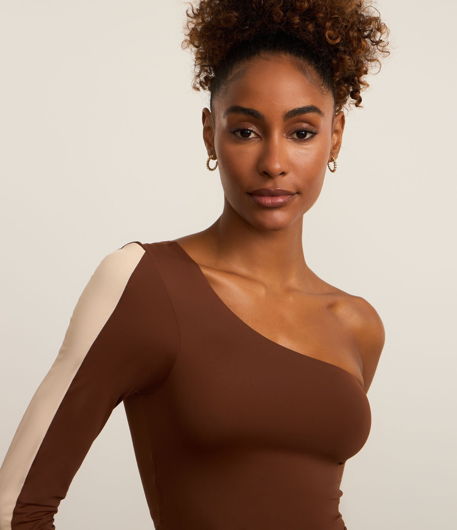 Blusa Ombro Único em Microfibra com Recorte Contrastante na Manga Marrom 4