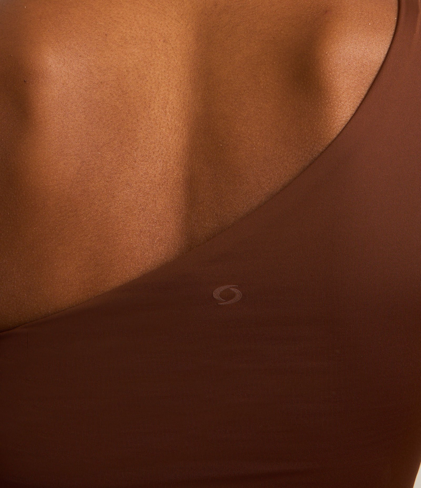 Blusa Ombro Único em Microfibra com Recorte Contrastante na Manga Marrom 5