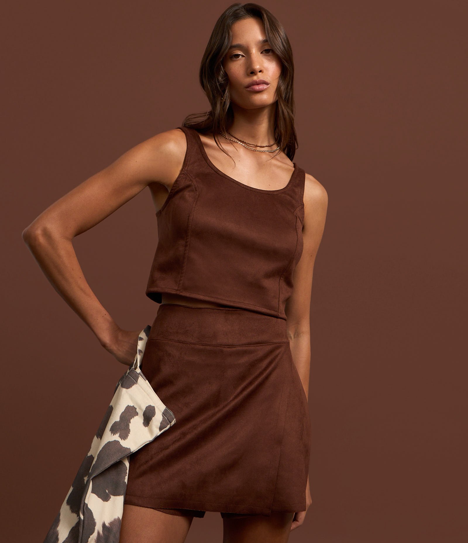 Blusa Cropped em Suede com Recortes e Lastex nas Costas Marrom 4