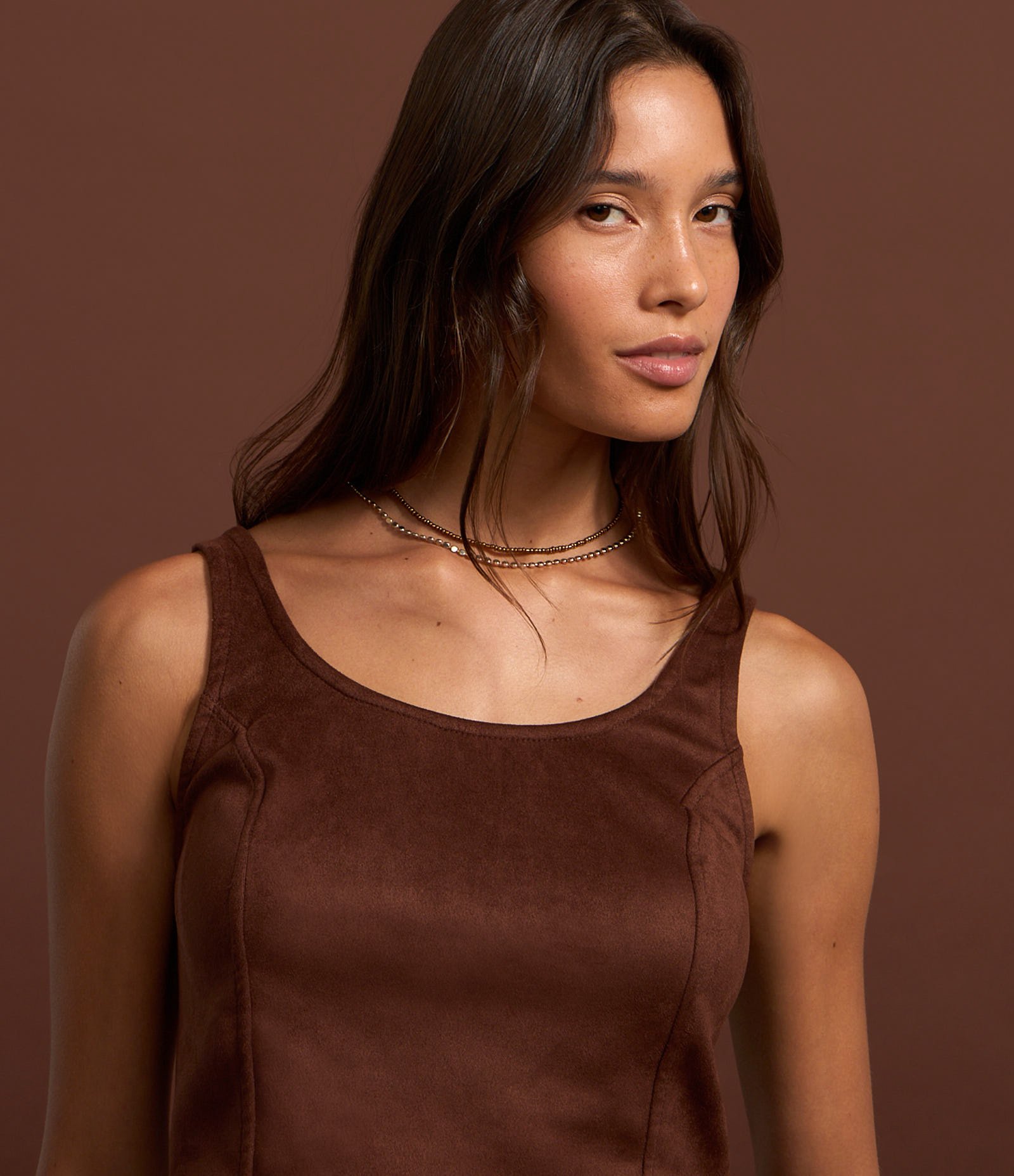 Blusa Cropped em Suede com Recortes e Lastex nas Costas Marrom 5