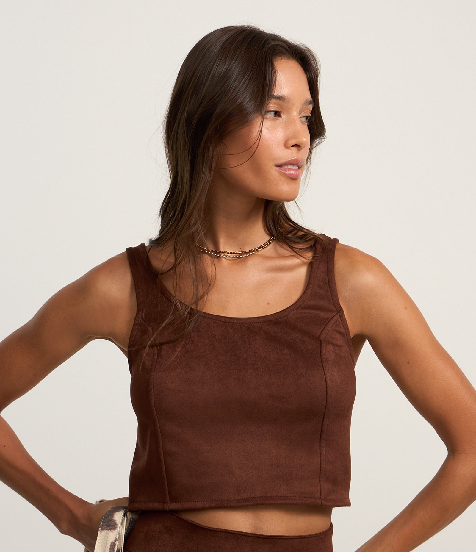 Blusa Cropped em Suede com Recortes e Lastex nas Costas Marrom 1