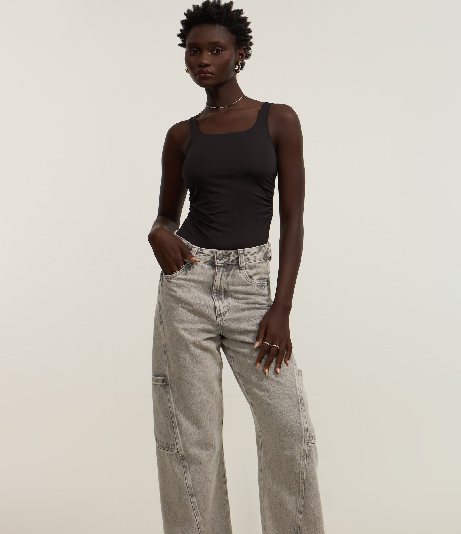 Calça Wide Leg em Jeans com Recorte Transversal e Bolso Cargo 2