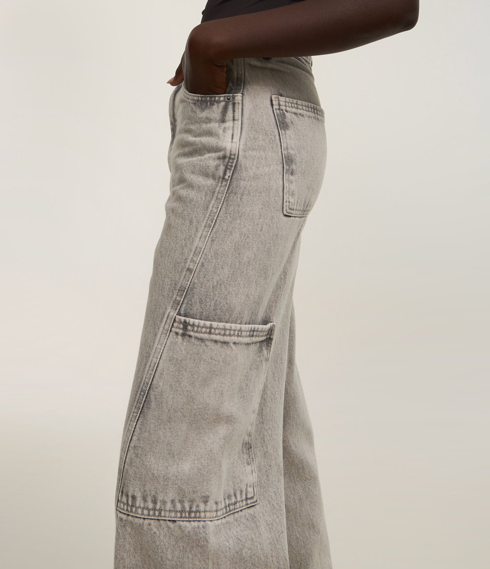 Calça Wide Leg em Jeans com Recorte Transversal e Bolso Cargo 4
