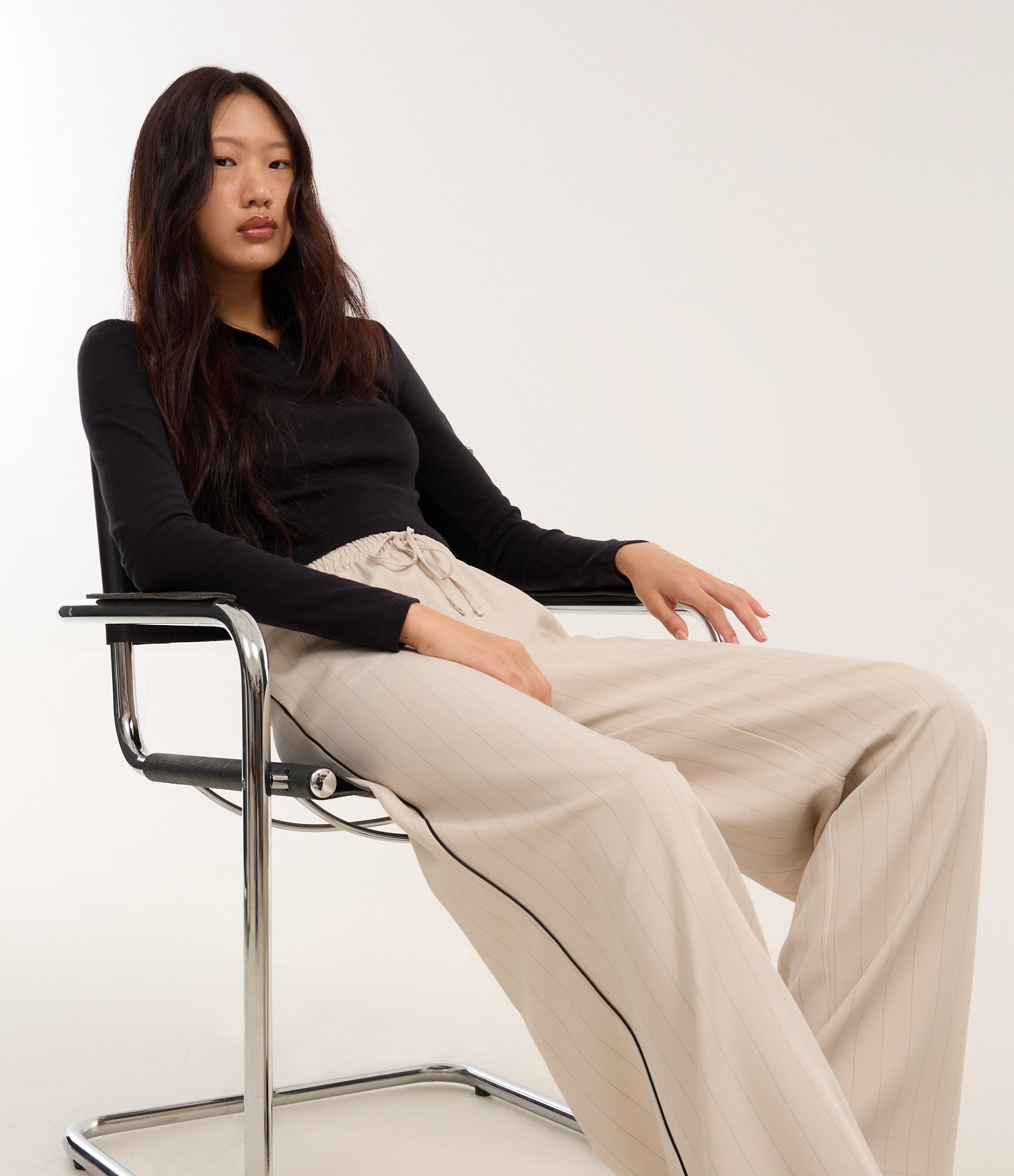 Calça Reto Alfaiatada com Riscas de Giz e Contraste Lateral Bege 1