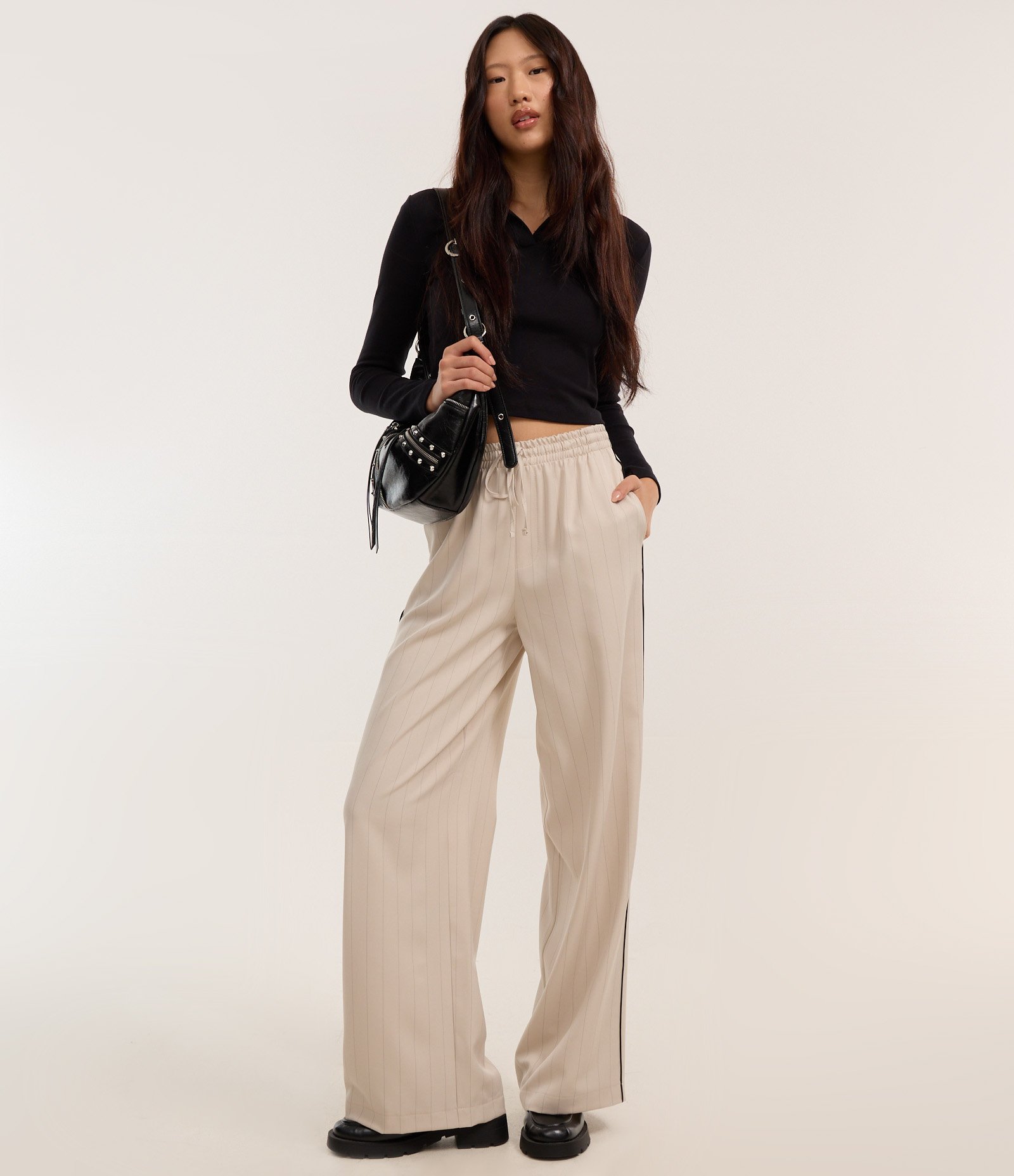 Calça Reto Alfaiatada com Riscas de Giz e Contraste Lateral Bege 2