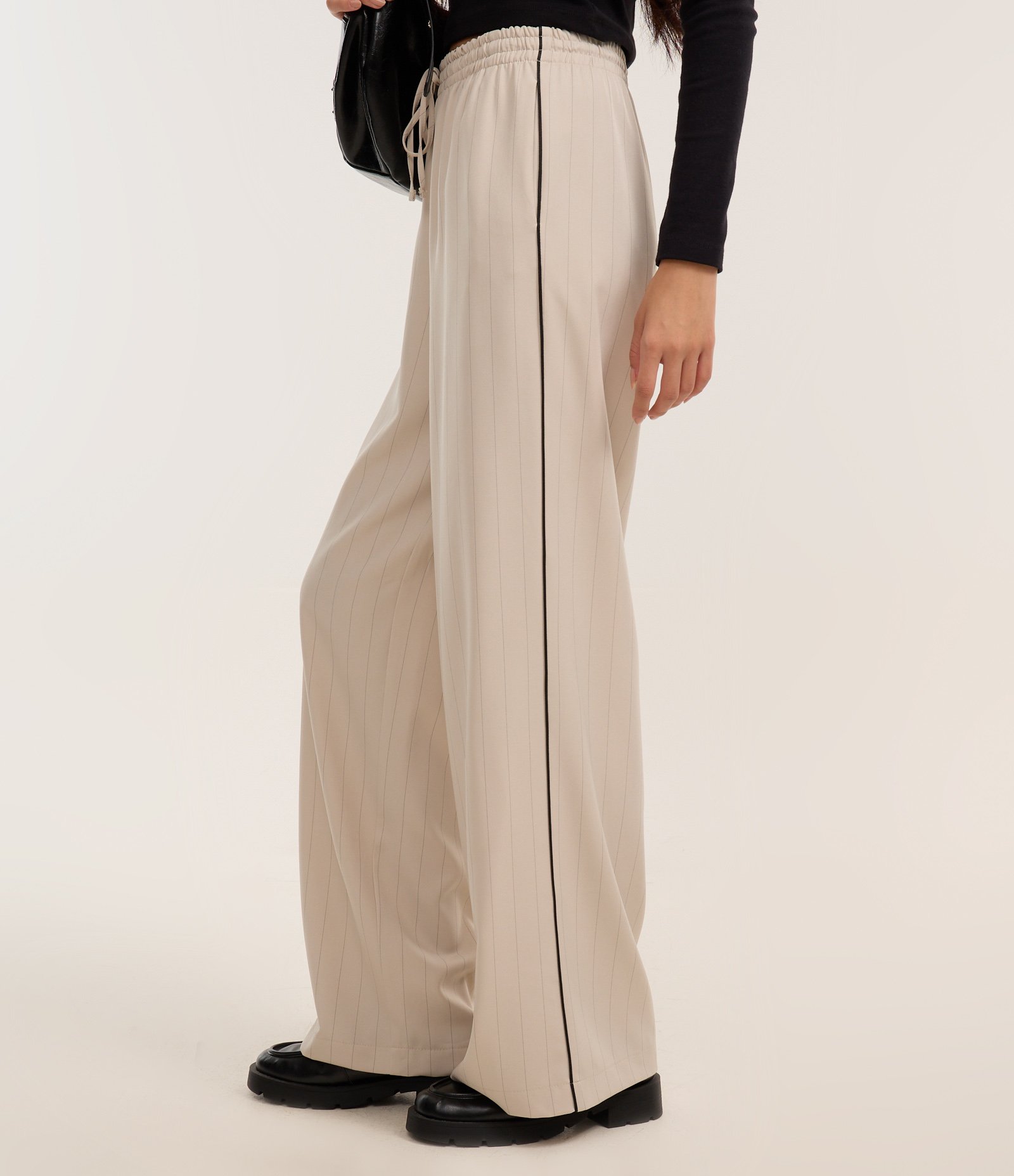 Calça Reto Alfaiatada com Riscas de Giz e Contraste Lateral Bege 4