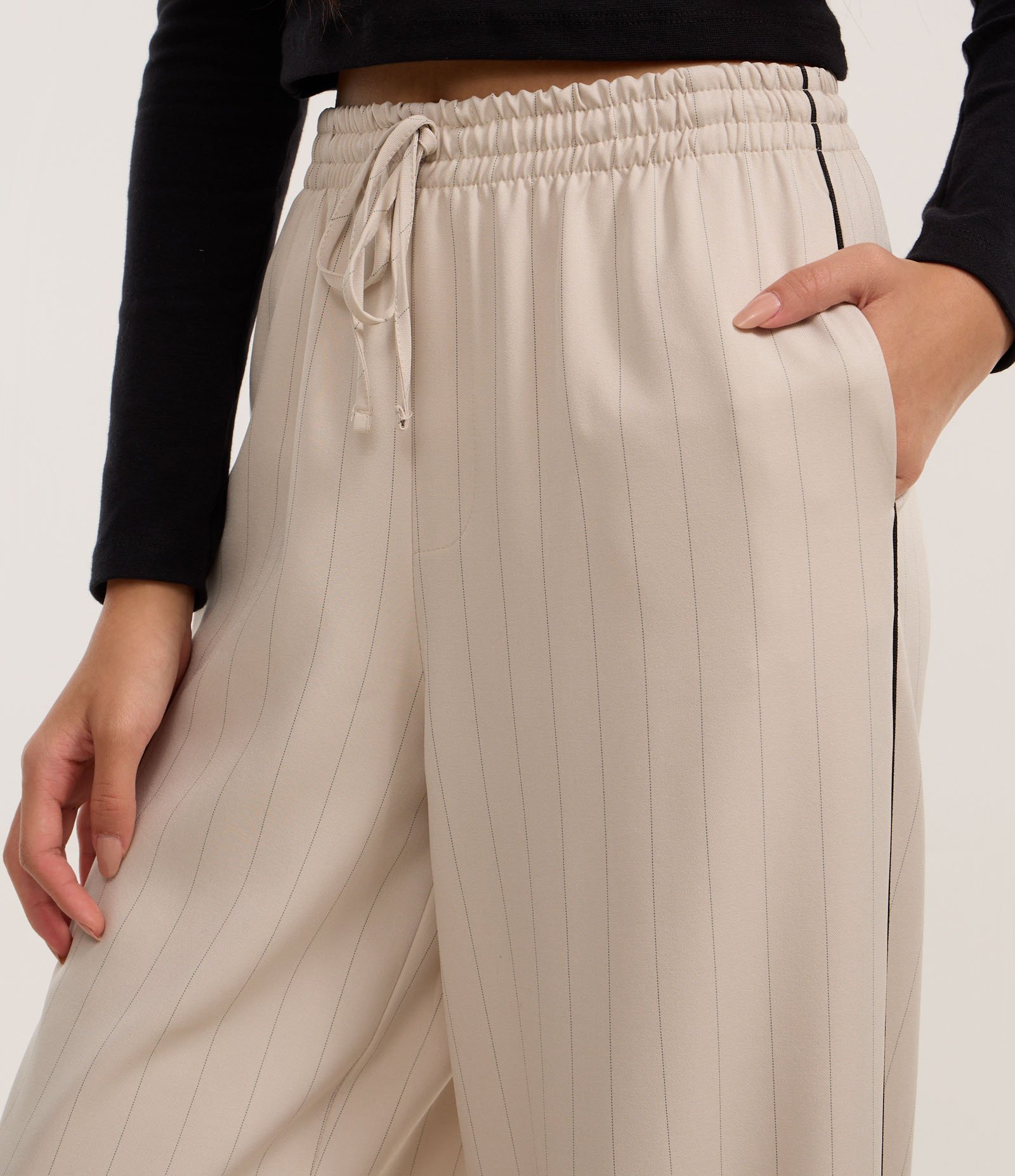 Calça Reto Alfaiatada com Riscas de Giz e Contraste Lateral Bege 5