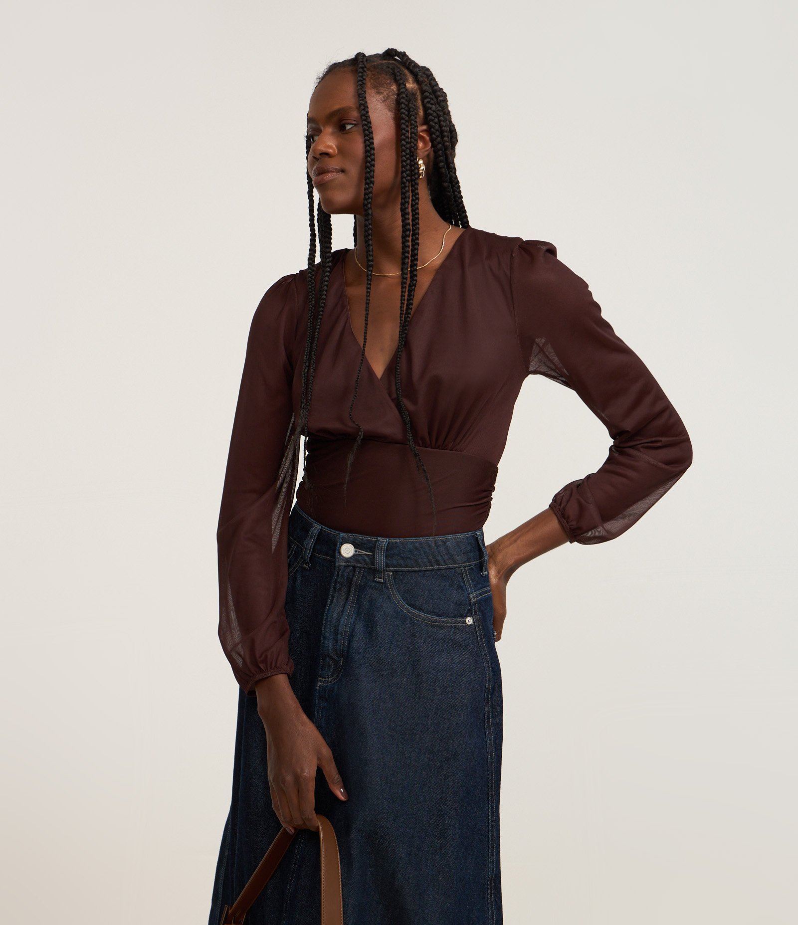 Blusa Curta em Tule com Decote V Transpassado e Franzidos Marrom 1