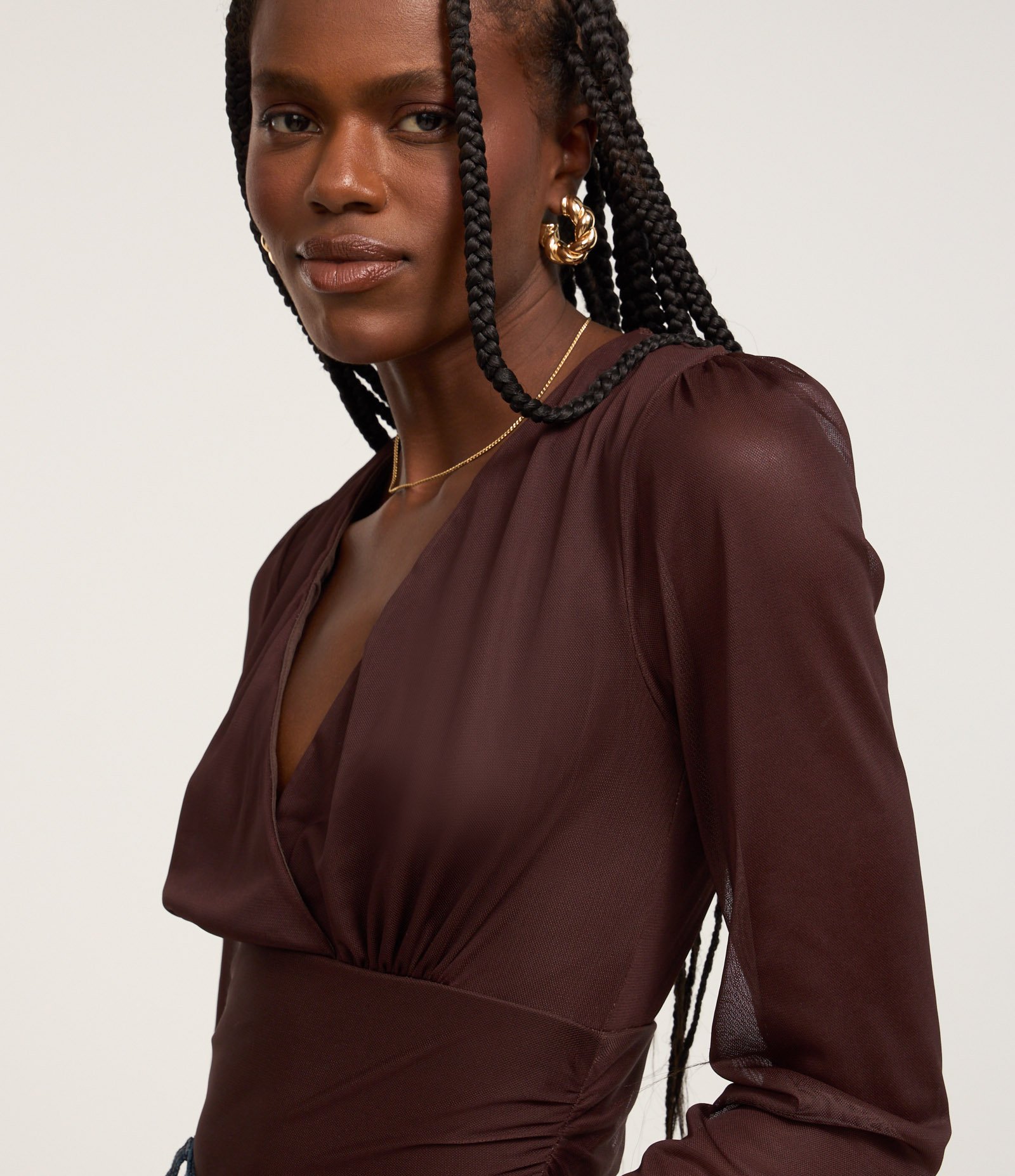 Blusa Curta em Tule com Decote V Transpassado e Franzidos Marrom 3