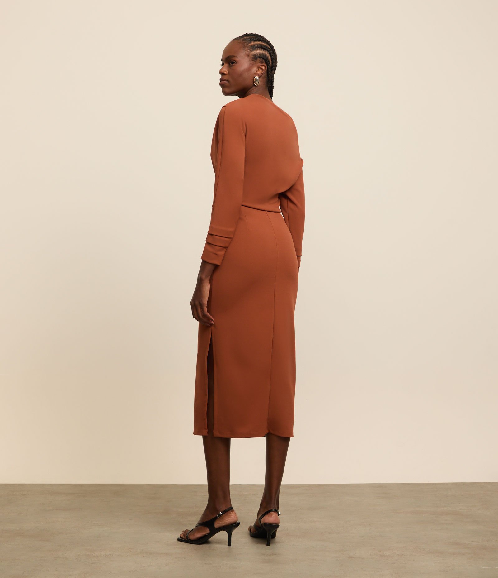 Vestido New Midi em Crepe com Ombro Assimétrico e Cintura Marcada Conhaque 2