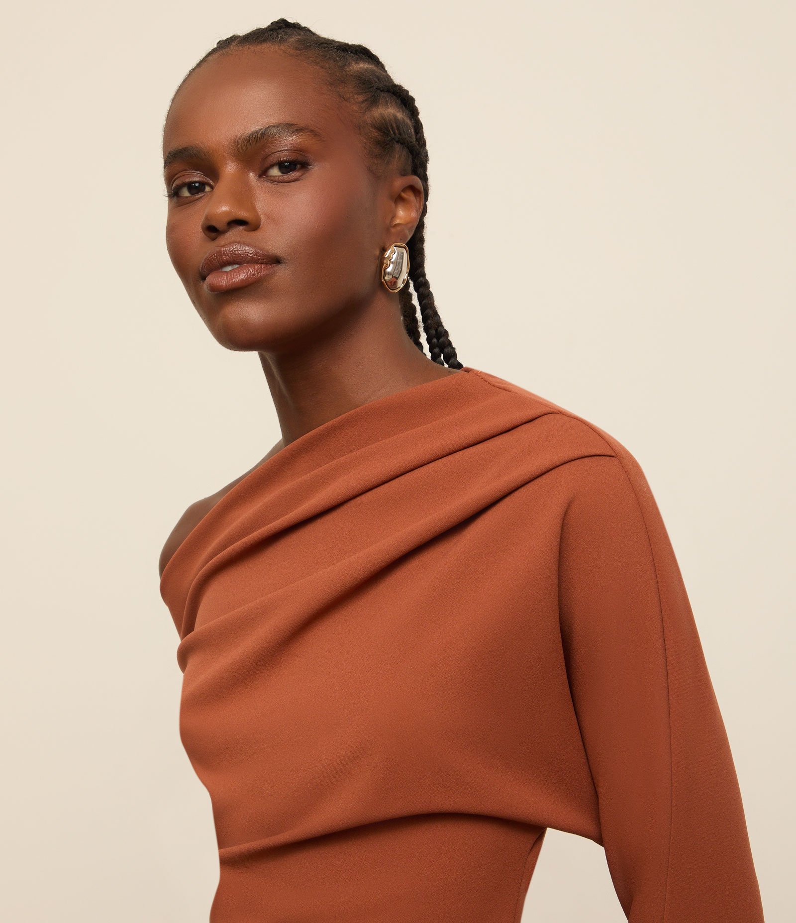 Vestido New Midi em Crepe com Ombro Assimétrico e Cintura Marcada Conhaque 3