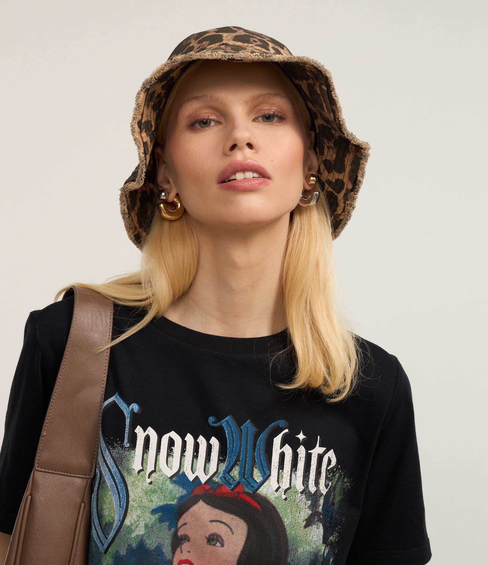 Camiseta T-shirt em Algodão com Estampa Branca de Neve Preto 1