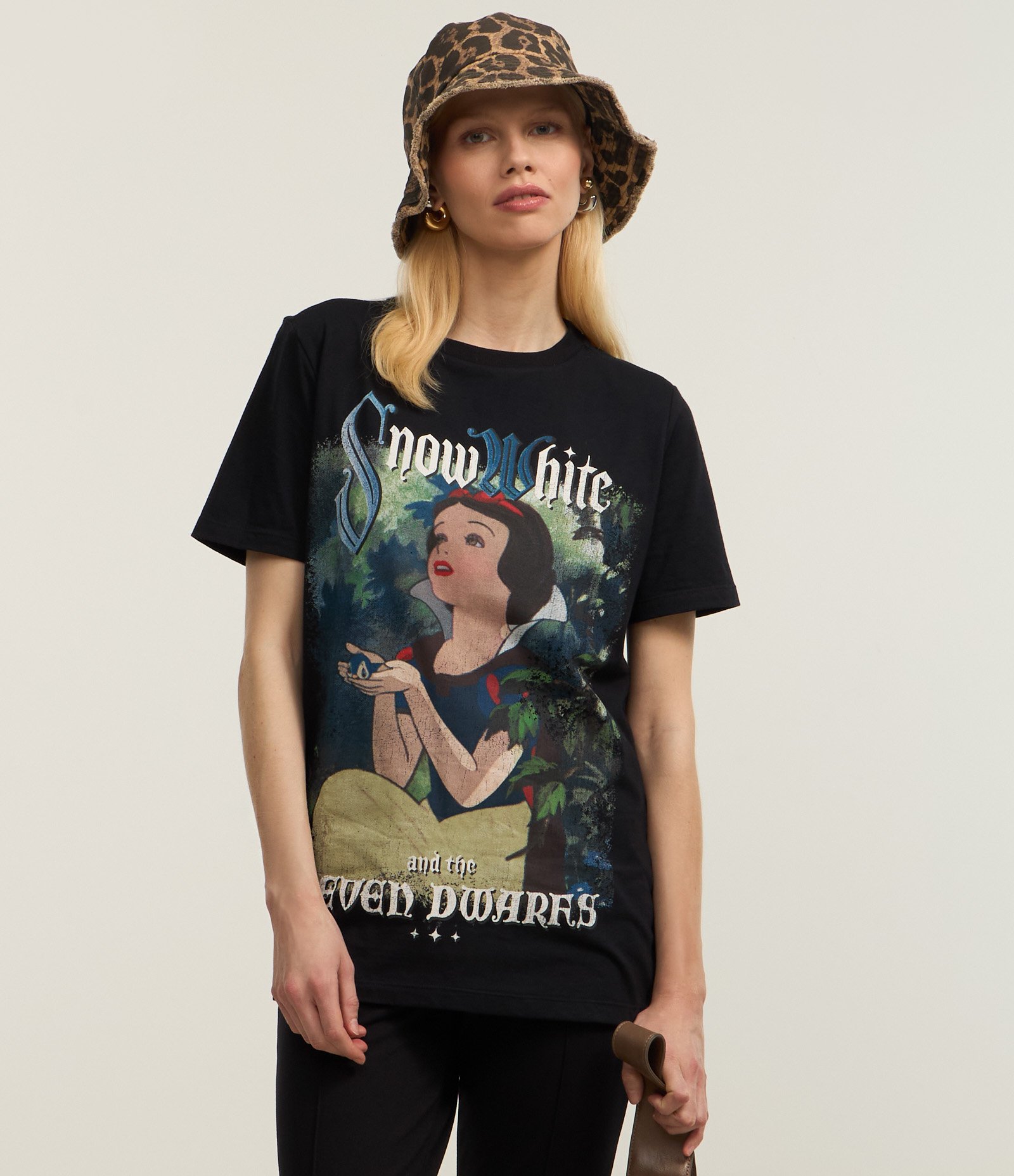 Camiseta T-shirt em Algodão com Estampa Branca de Neve Preto 3