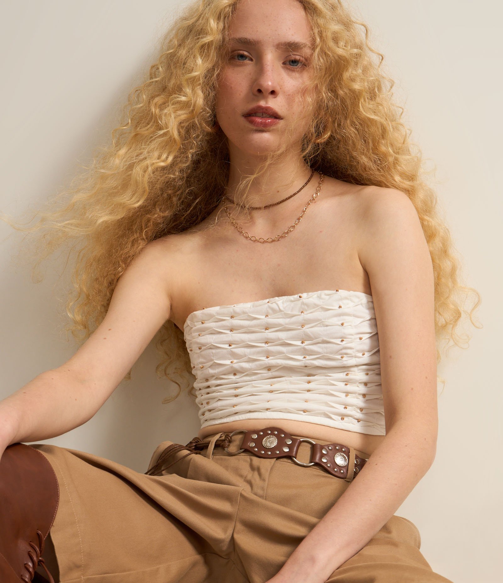 Blusa Cropped Sem Alças com Aplicação de Miçangas Off White 1