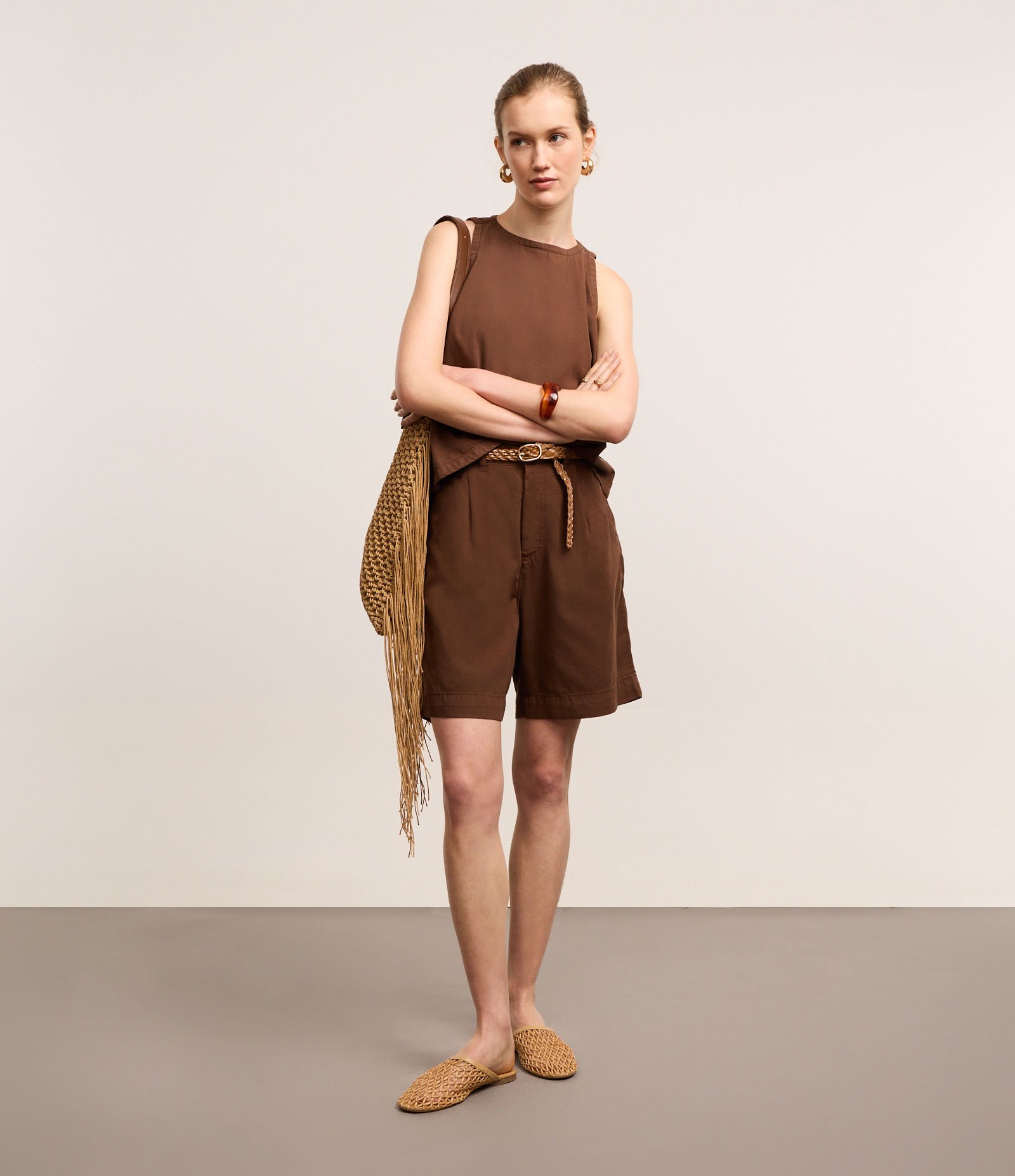 Bermuda em Sarja com Cós Elástico e Pregas Marrom 1