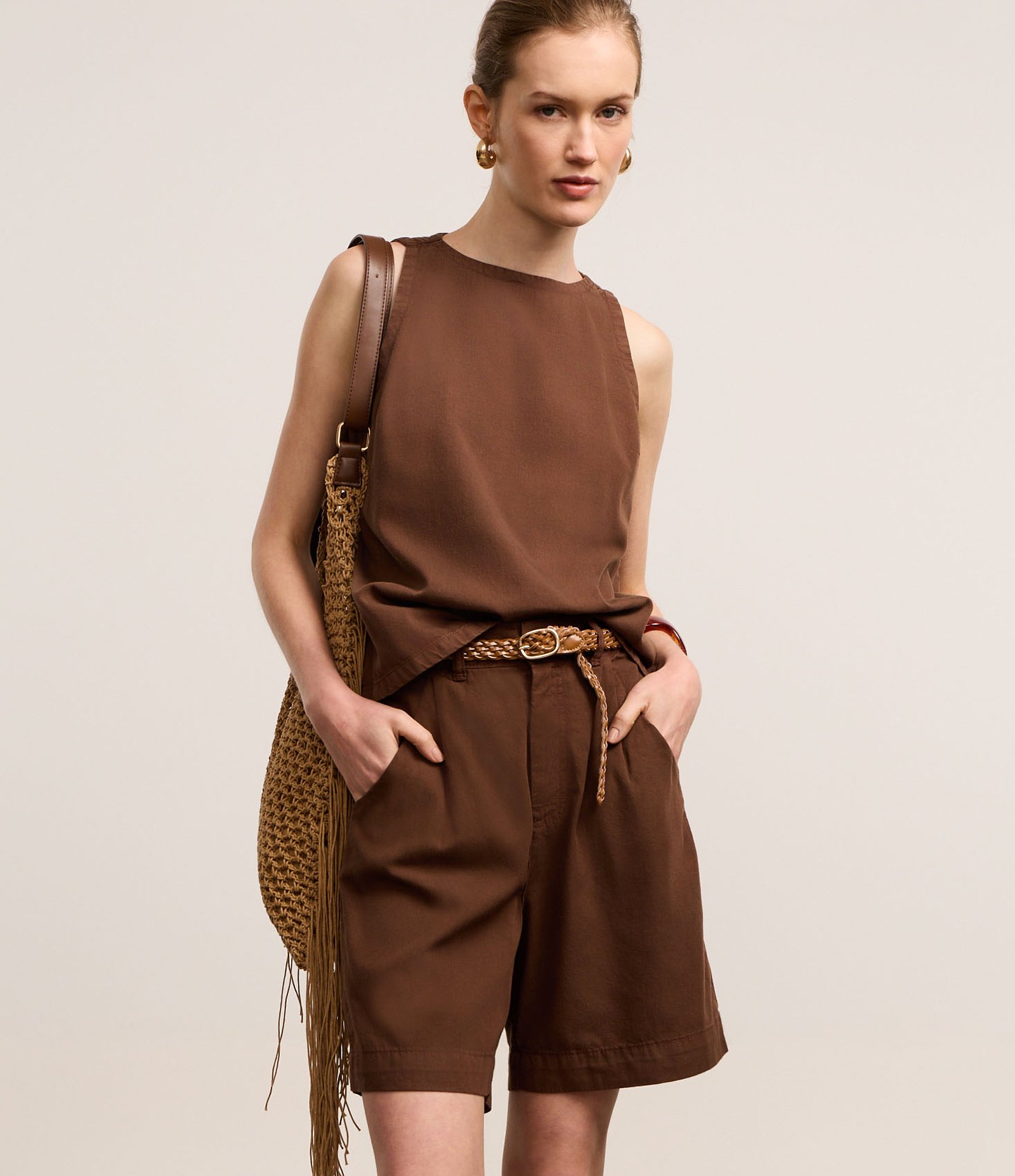 Bermuda em Sarja com Cós Elástico e Pregas Marrom 2