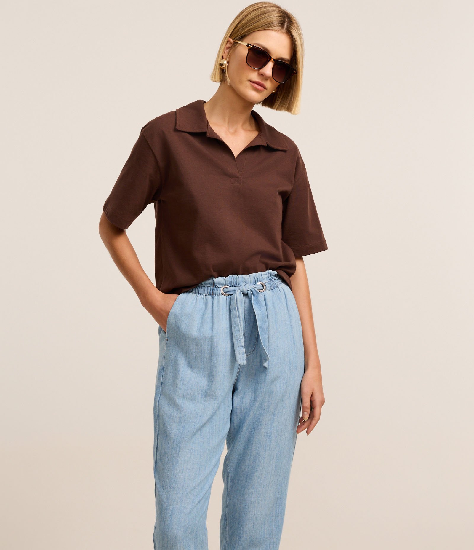 Calça Carrot em Jeans com Ilhós e Cinto Faixa na Cintura Azul 2